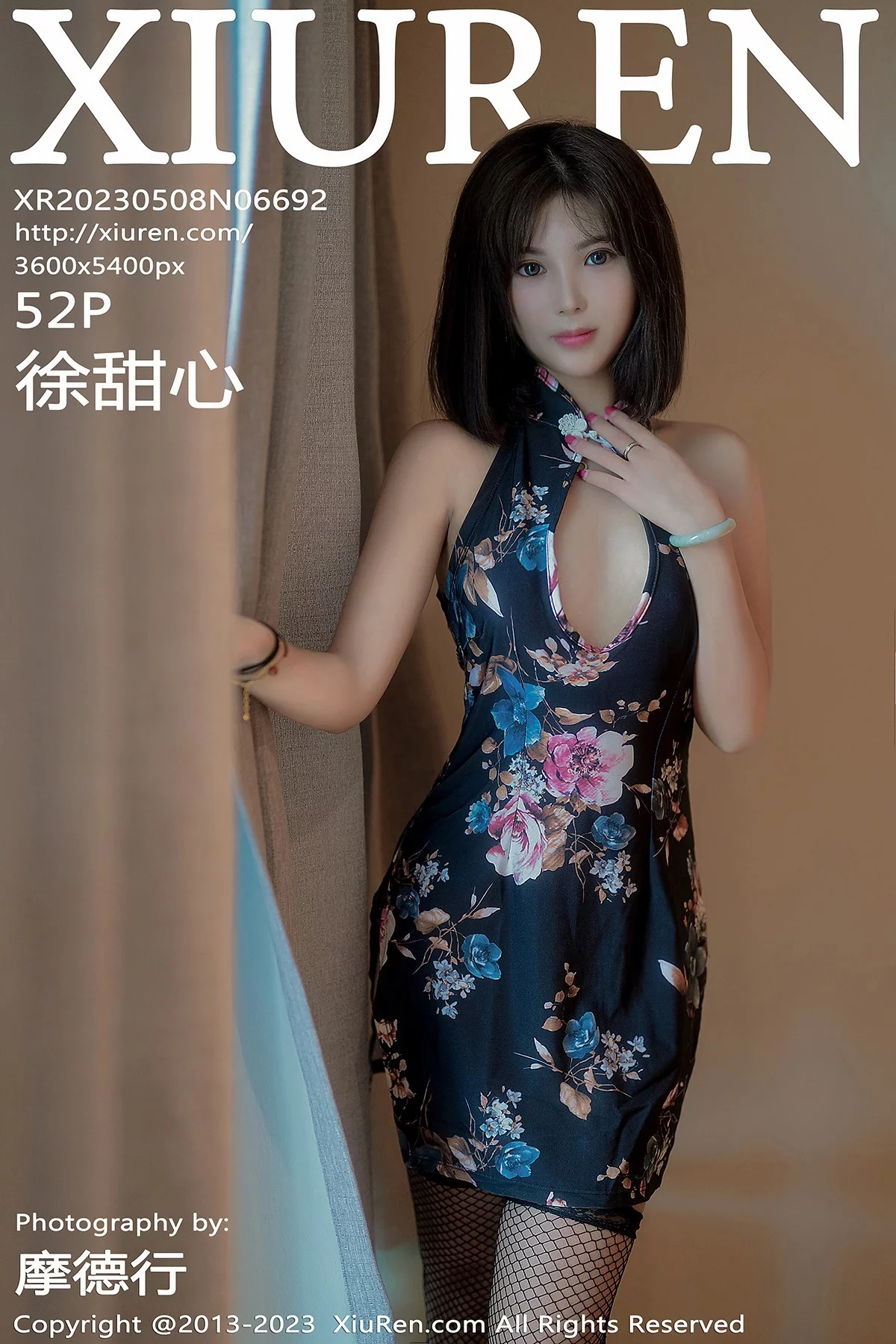 XiuRen第6692期_模特徐甜心性感深色带图案旗袍半撩露黑色丁字裤秀翘臀诱惑写真52P