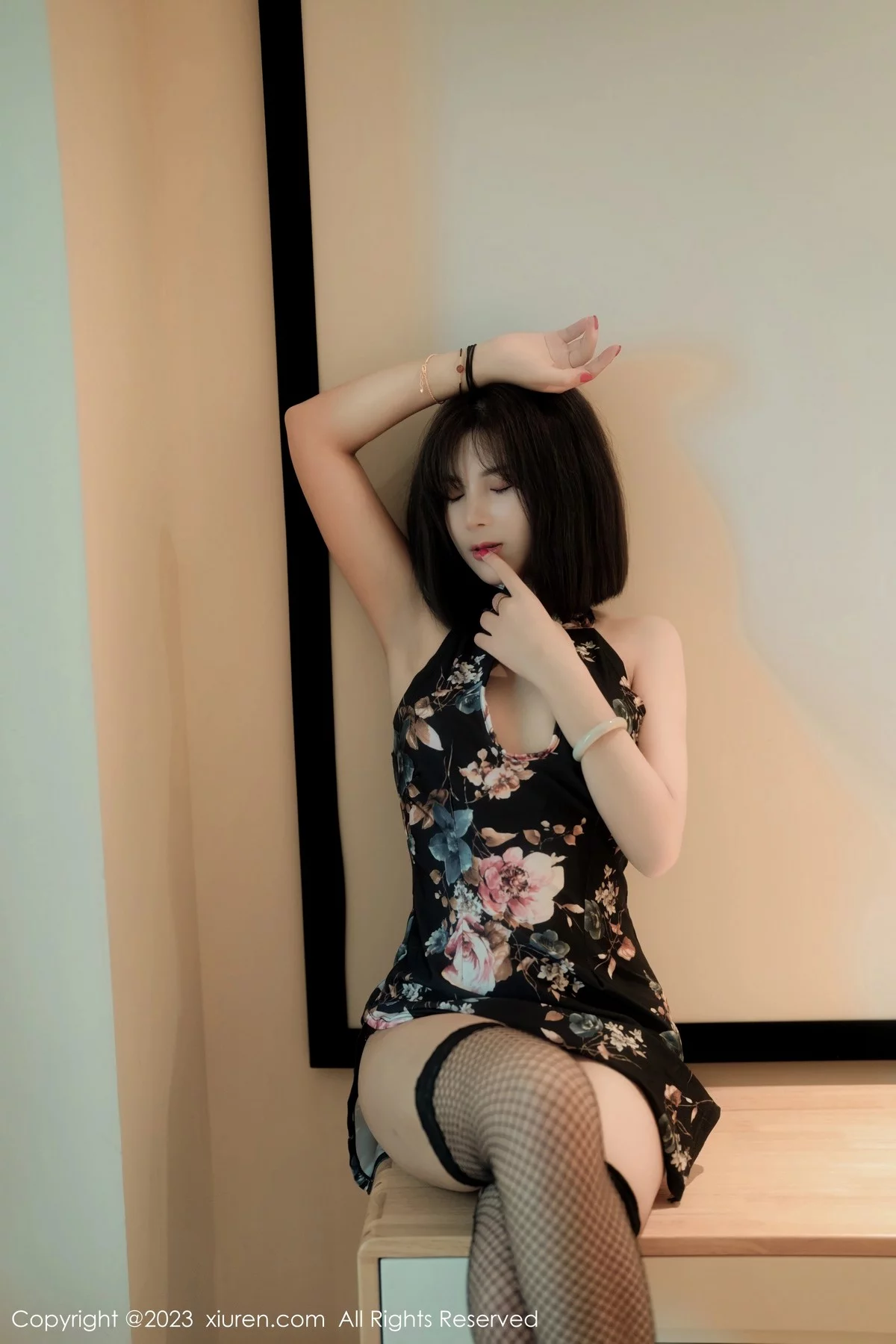 XiuRen第6692期_模特徐甜心性感深色带图案旗袍半撩露黑色丁字裤秀翘臀诱惑写真52P