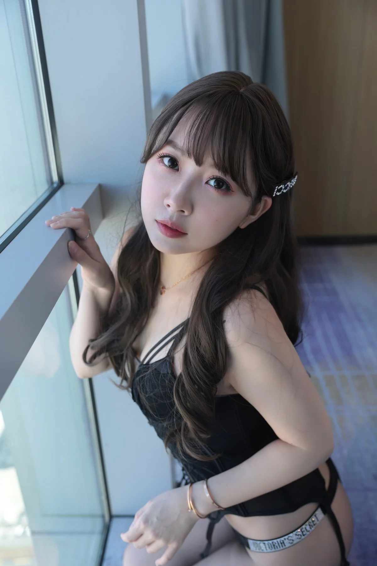 斗鱼主播小女巫露娜秋秋主题脱外衣露性感黑色蕾丝内衣配灰丝袜秀翘臀诱惑写真98P