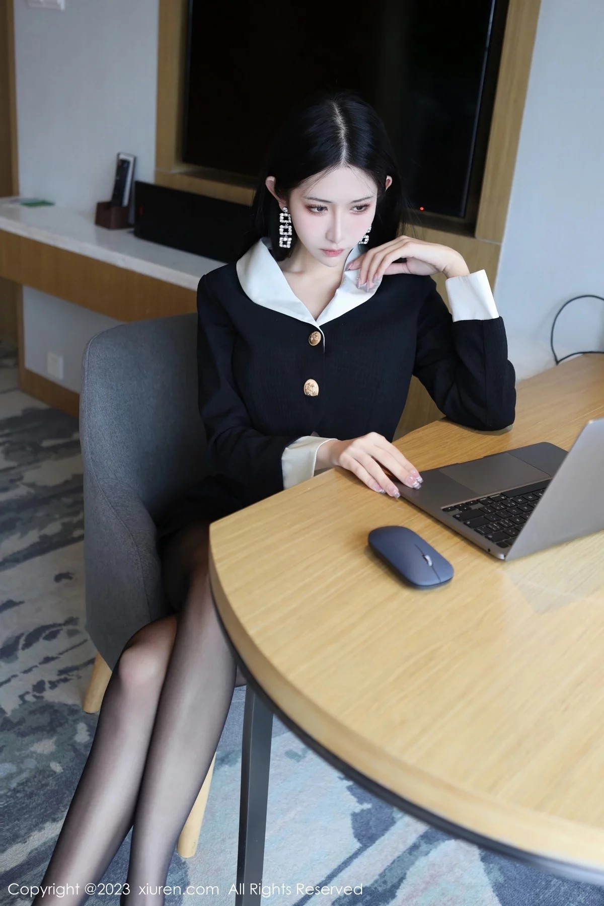 XiuRen第6695期_模特依娜Yina性感蓝灰内衣配开档黑丝秀曼妙身姿勾魂诱惑写真82P