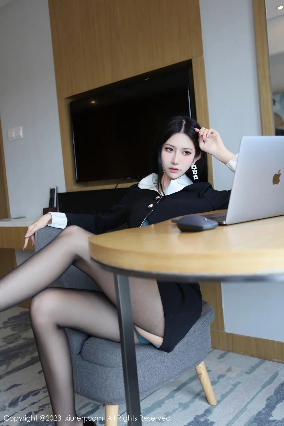 XiuRen第6695期_模特依娜Yina性感蓝灰内衣配开档黑丝秀曼妙身姿勾魂诱惑写真82P