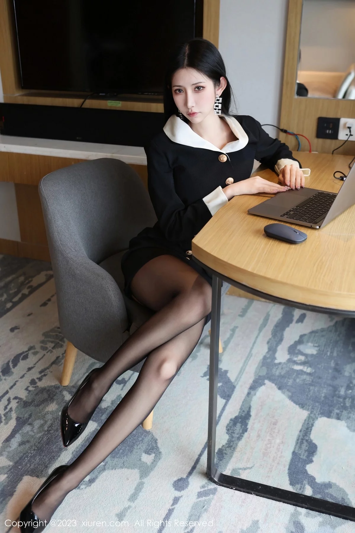 XiuRen第6695期_模特依娜Yina性感蓝灰内衣配开档黑丝秀曼妙身姿勾魂诱惑写真82P