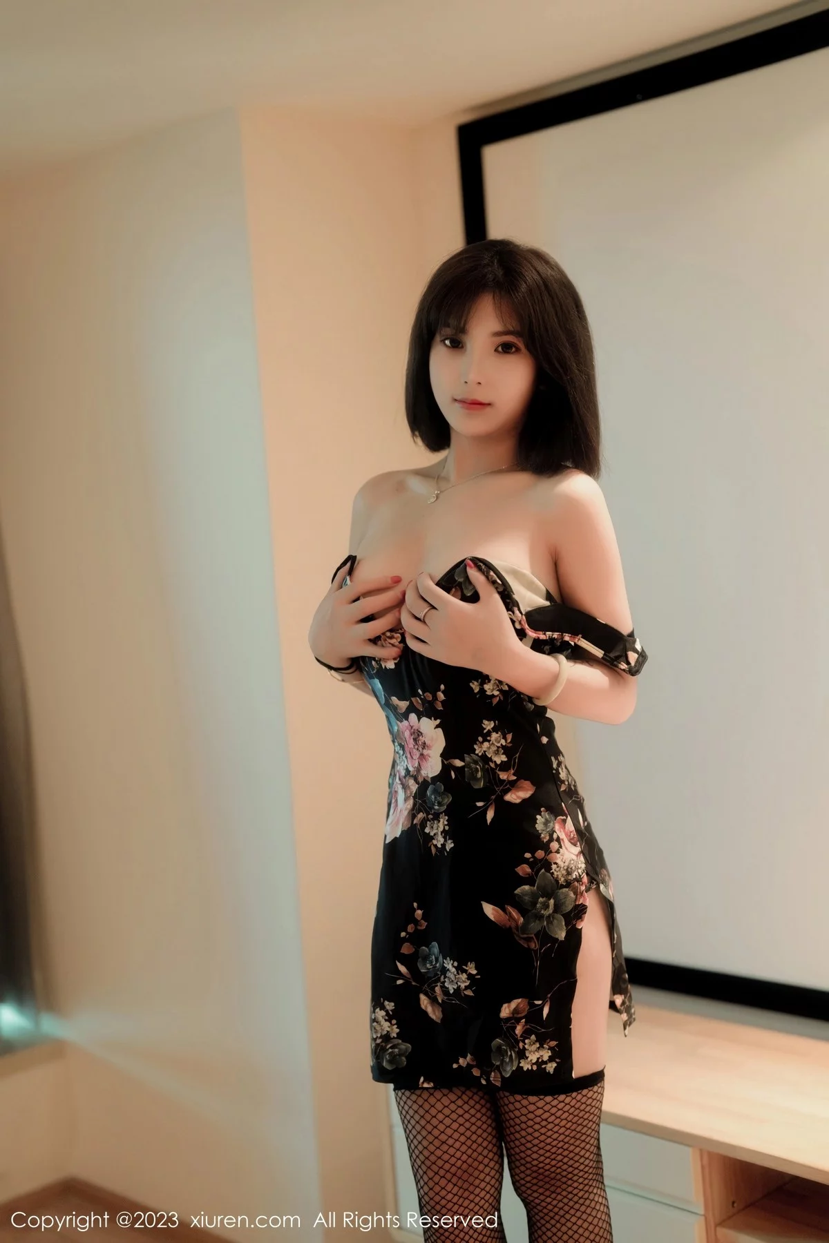 XiuRen第6692期_模特徐甜心性感深色带图案旗袍半撩露黑色丁字裤秀翘臀诱惑写真52P