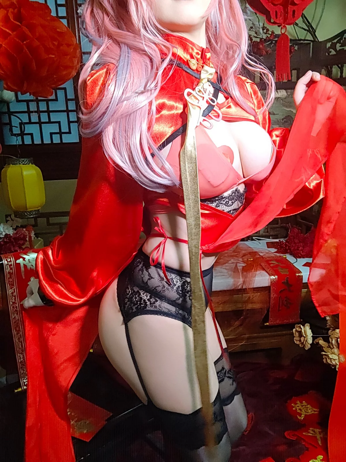 Coser美女七七娜娜子布莱默顿新春旗袍主题性感红色露胸旗袍配黑丝吊袜诱惑写真108P
