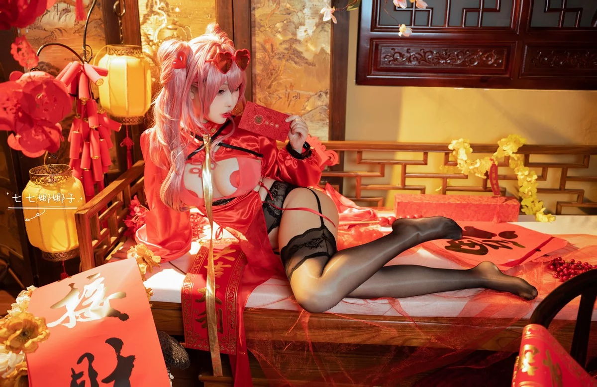 Coser美女七七娜娜子布莱默顿新春旗袍主题性感红色露胸旗袍配黑丝吊袜诱惑写真108P