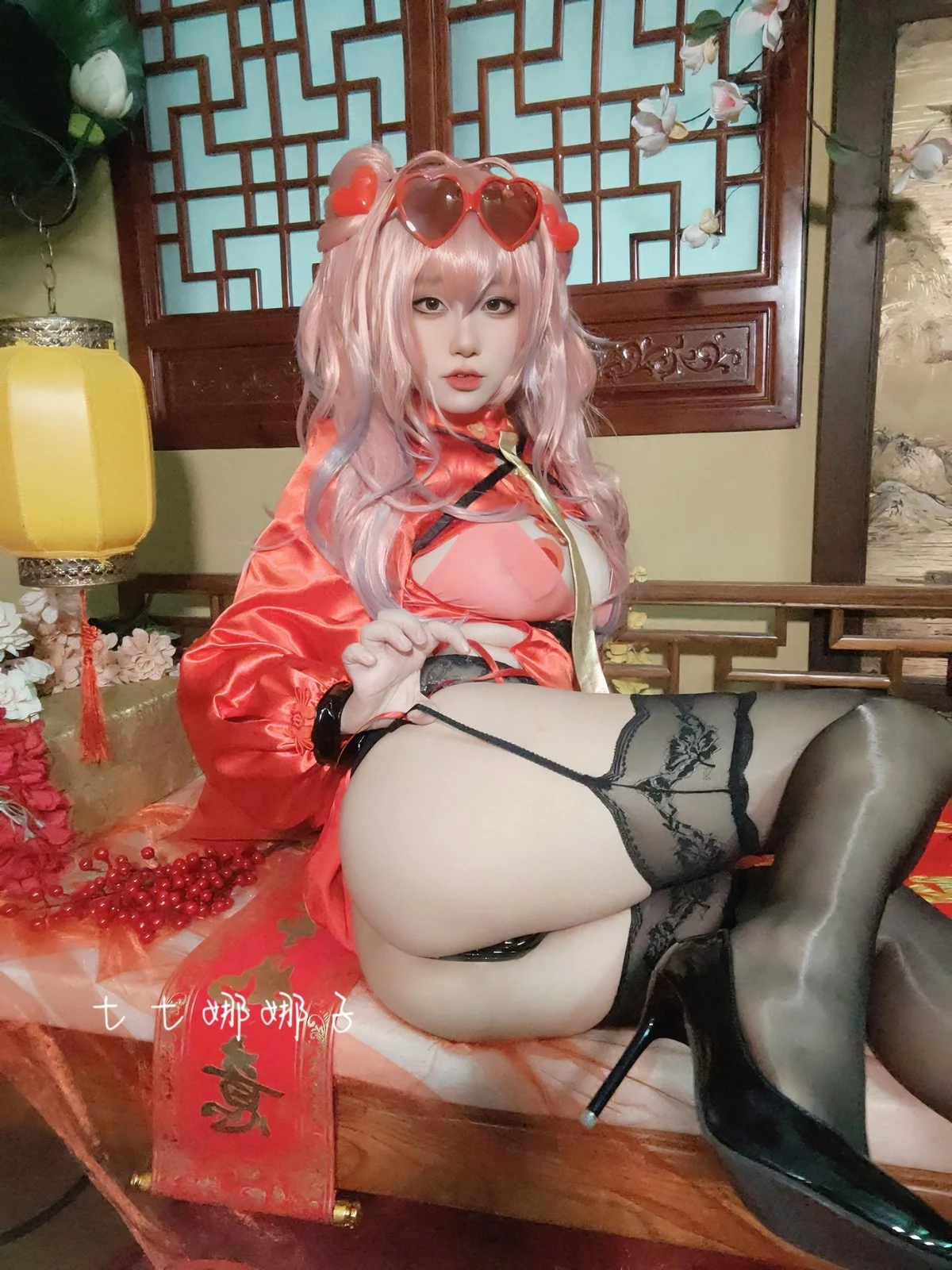 Coser美女七七娜娜子布莱默顿新春旗袍主题性感红色露胸旗袍配黑丝吊袜诱惑写真108P