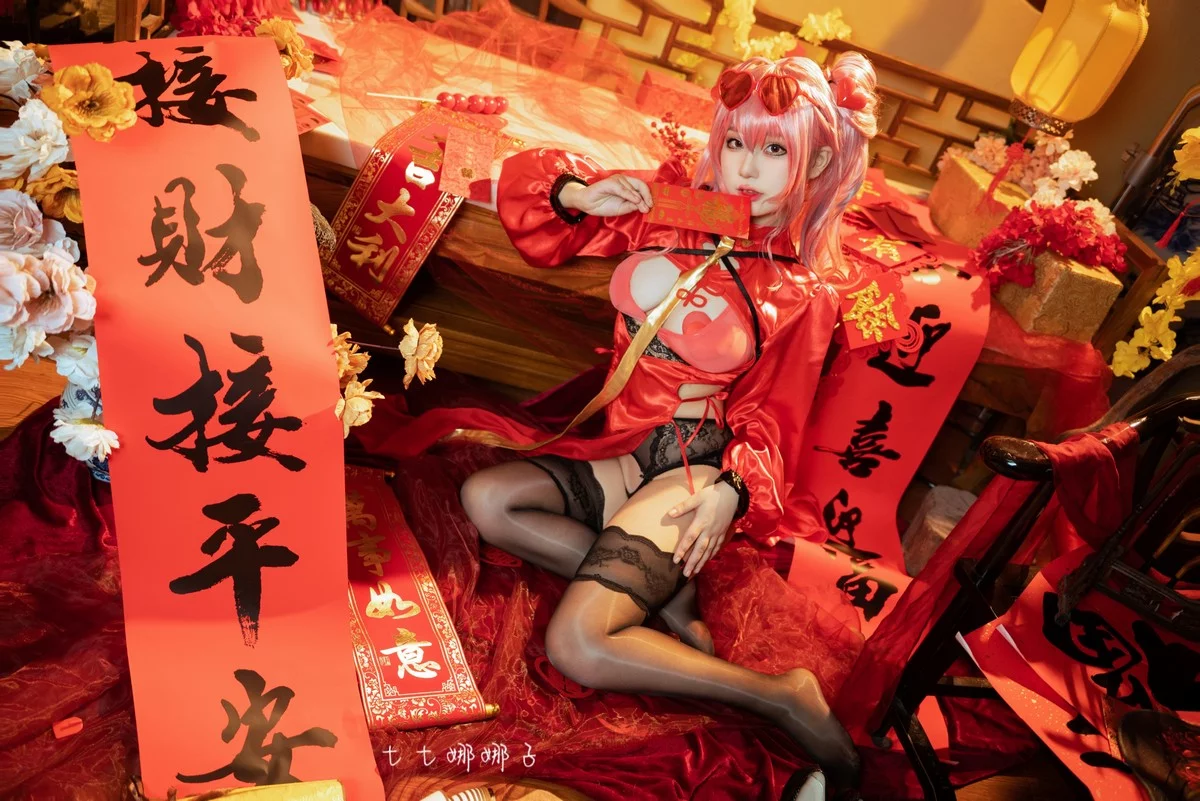 Coser美女七七娜娜子布莱默顿新春旗袍主题性感红色露胸旗袍配黑丝吊袜诱惑写真108P