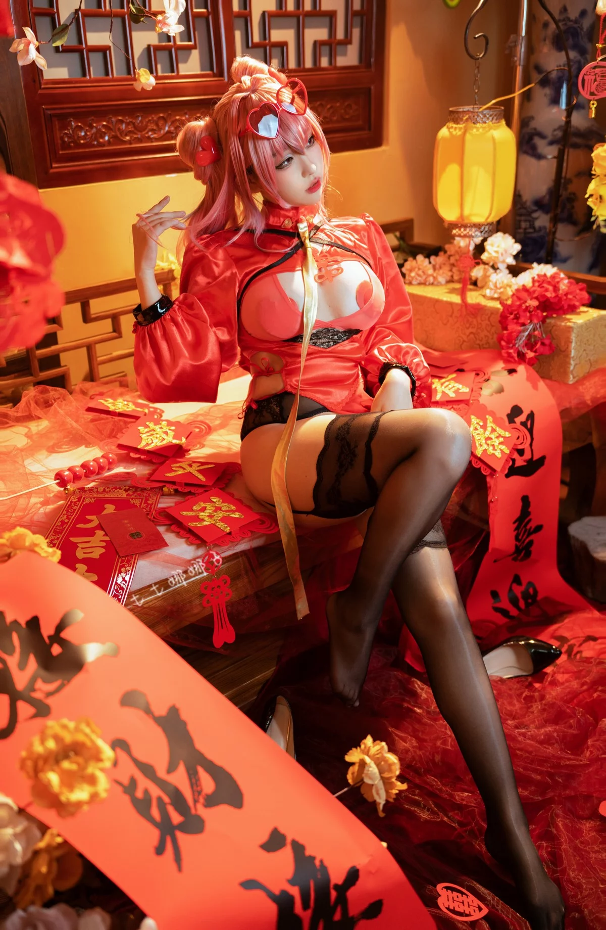 Coser美女七七娜娜子布莱默顿新春旗袍主题性感红色露胸旗袍配黑丝吊袜诱惑写真108P