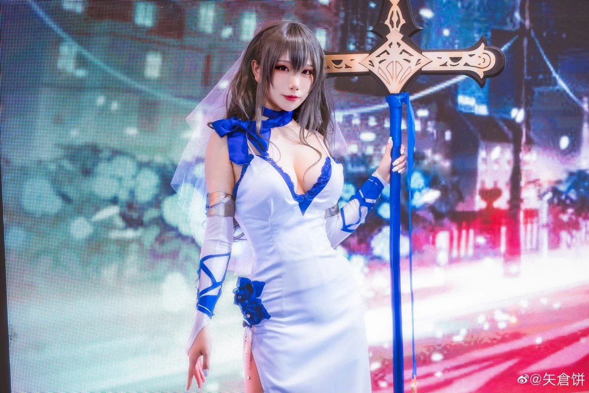 知名主播天夫人-Azur Lane Saint Louis主题白色紧身礼裙配白丝袜秀美腿诱惑写真46P