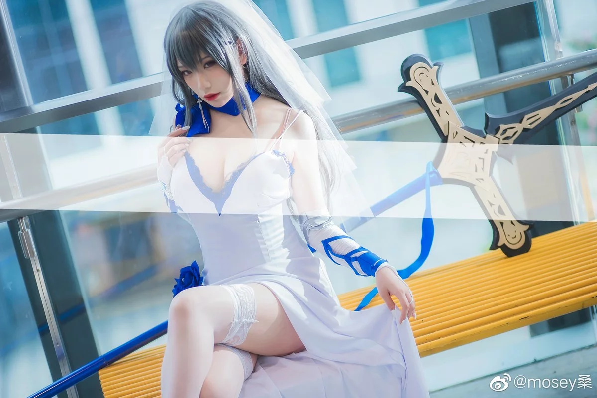 知名主播天夫人-Azur Lane Saint Louis主题白色紧身礼裙配白丝袜秀美腿诱惑写真46P