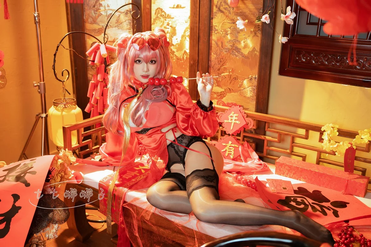 Coser美女七七娜娜子布莱默顿新春旗袍主题性感红色露胸旗袍配黑丝吊袜诱惑写真108P