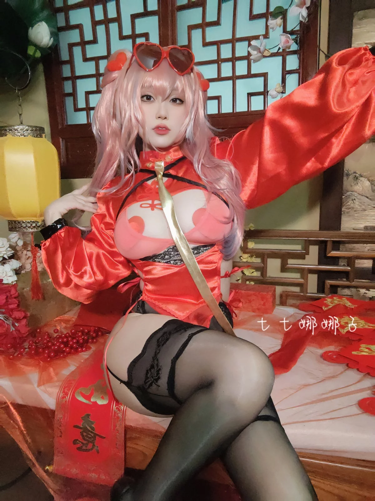 Coser美女七七娜娜子布莱默顿新春旗袍主题性感红色露胸旗袍配黑丝吊袜诱惑写真108P