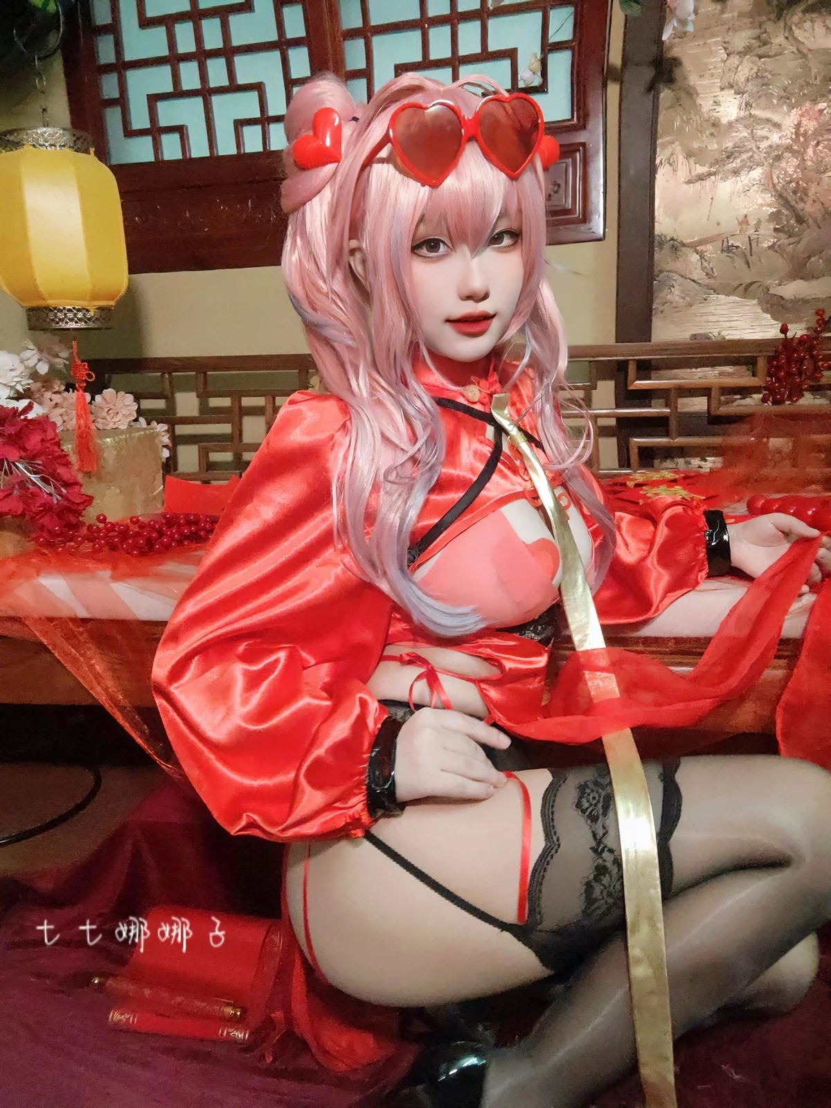 Coser美女七七娜娜子布莱默顿新春旗袍主题性感红色露胸旗袍配黑丝吊袜诱惑写真108P