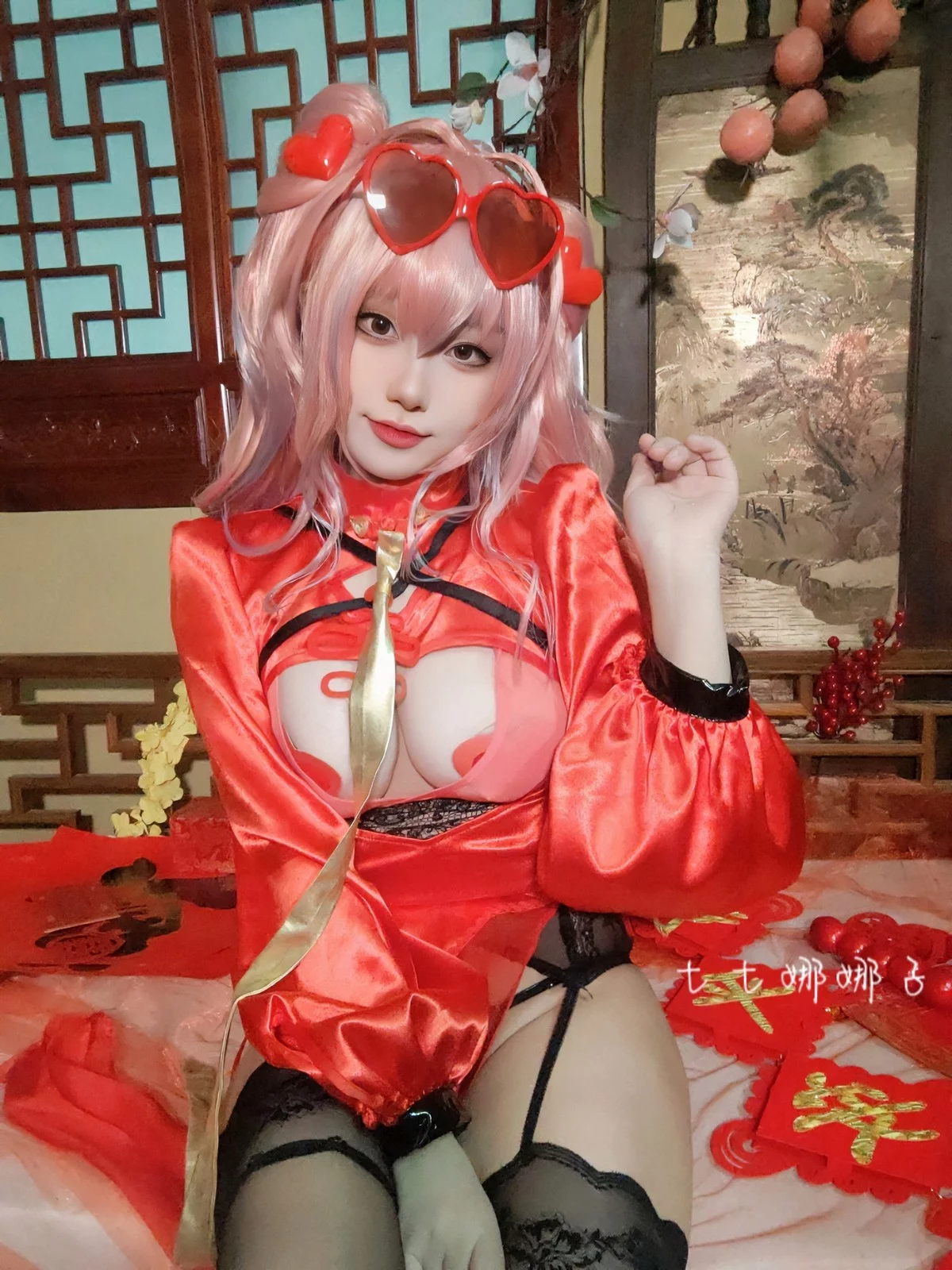 Coser美女七七娜娜子布莱默顿新春旗袍主题性感红色露胸旗袍配黑丝吊袜诱惑写真108P