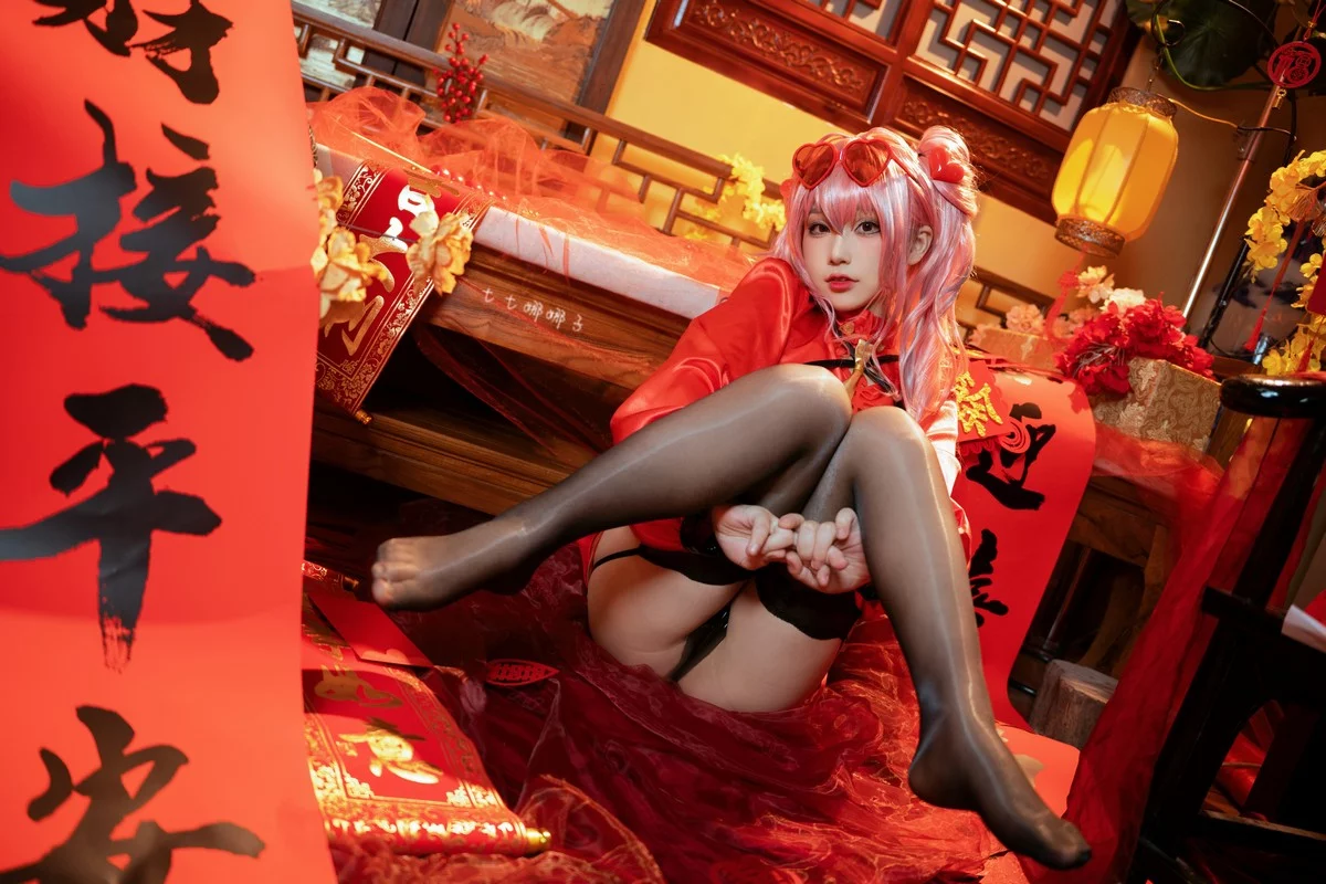 Coser美女七七娜娜子布莱默顿新春旗袍主题性感红色露胸旗袍配黑丝吊袜诱惑写真108P