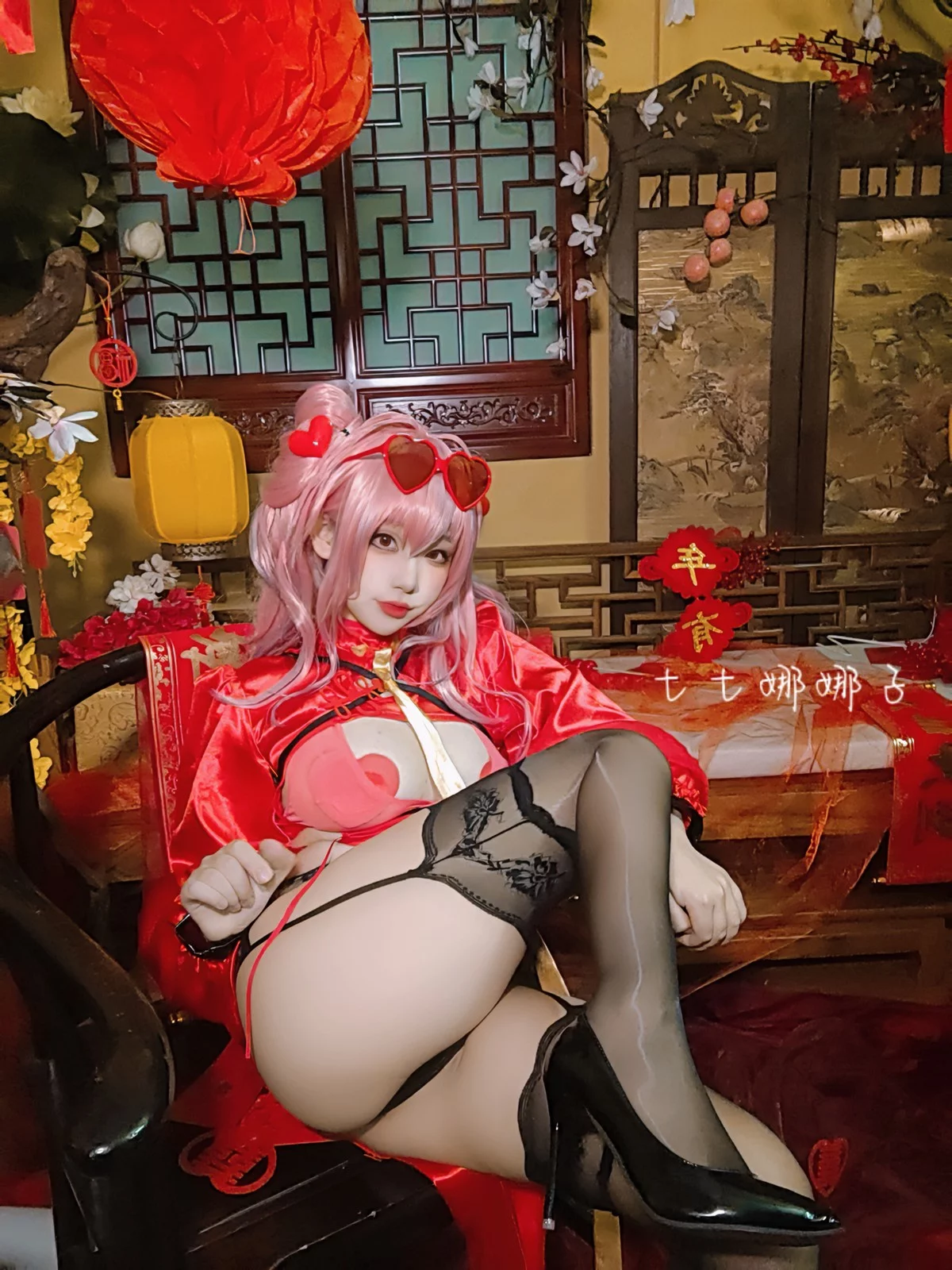 Coser美女七七娜娜子布莱默顿新春旗袍主题性感红色露胸旗袍配黑丝吊袜诱惑写真108P