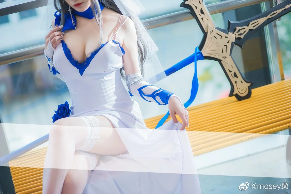 知名主播天夫人-Azur Lane Saint Louis主题白色紧身礼裙配白丝袜秀美腿诱惑写真46P