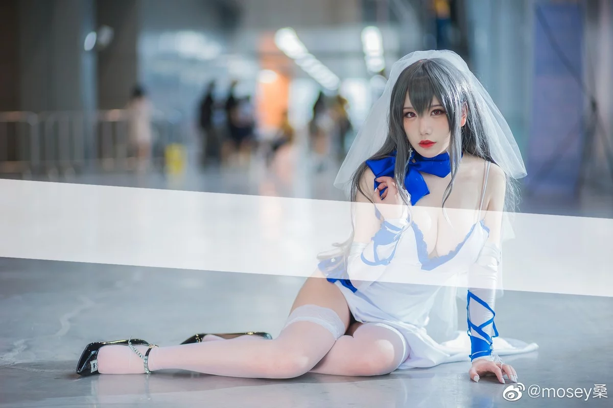 知名主播天夫人-Azur Lane Saint Louis主题白色紧身礼裙配白丝袜秀美腿诱惑写真46P