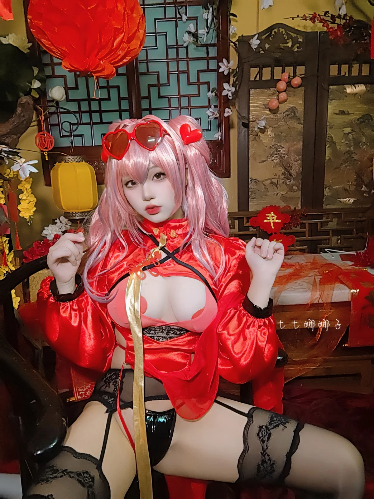 Coser美女七七娜娜子布莱默顿新春旗袍主题性感红色露胸旗袍配黑丝吊袜诱惑写真108P