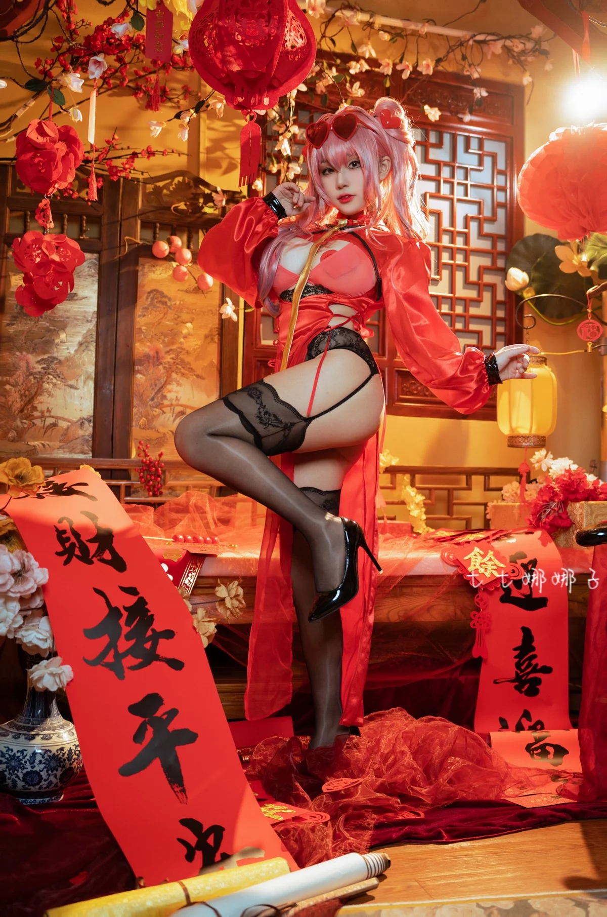Coser美女七七娜娜子布莱默顿新春旗袍主题性感红色露胸旗袍配黑丝吊袜诱惑写真108P