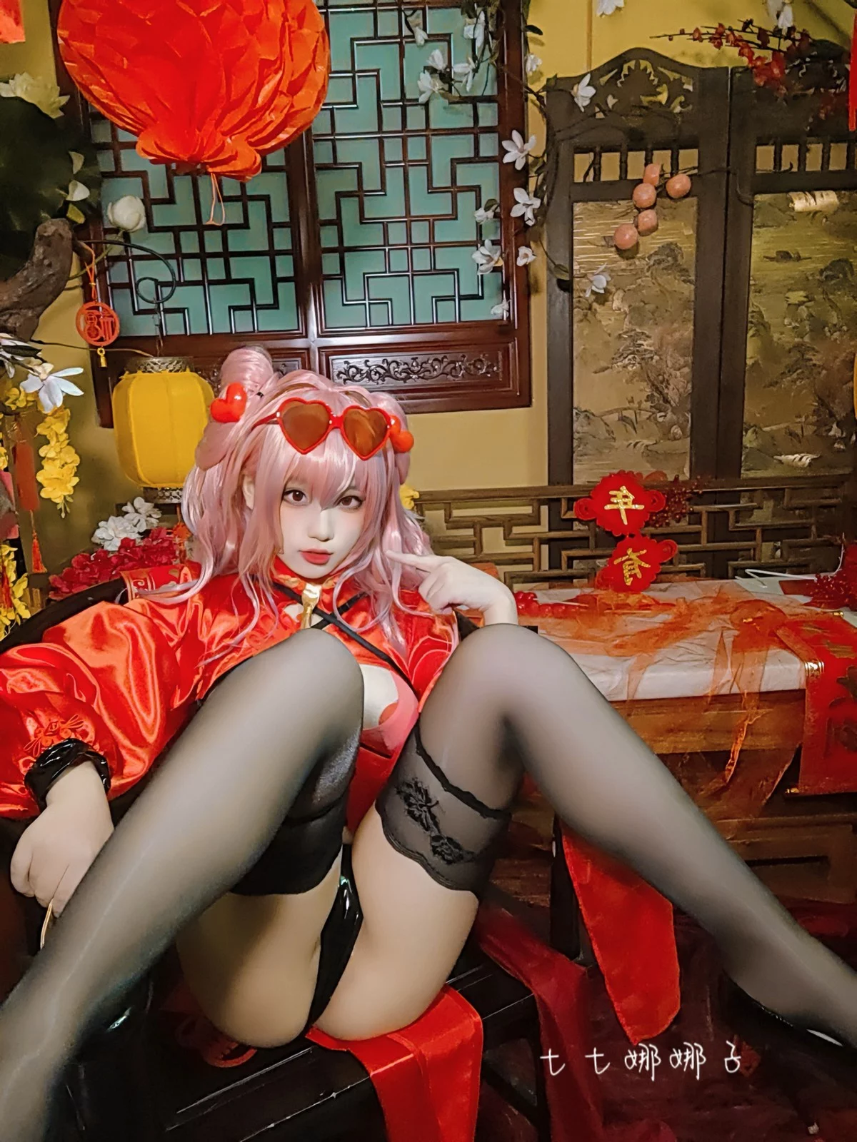 Coser美女七七娜娜子布莱默顿新春旗袍主题性感红色露胸旗袍配黑丝吊袜诱惑写真108P