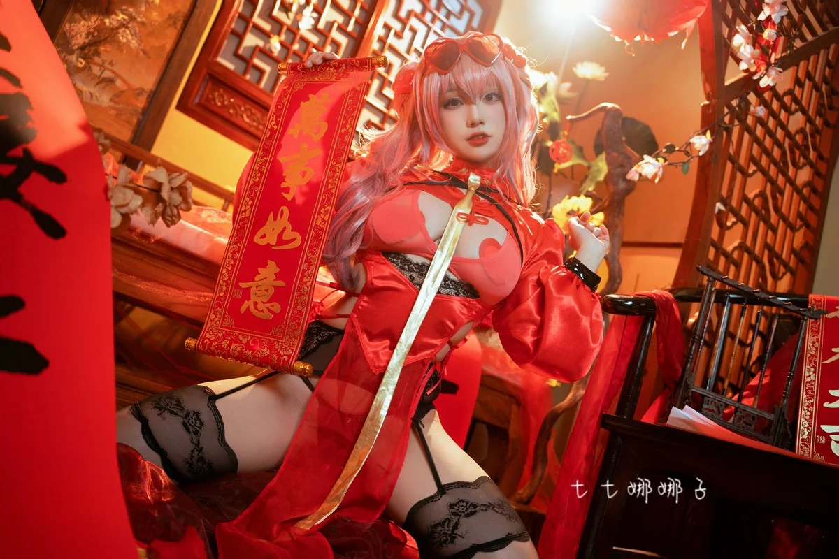 Coser美女七七娜娜子布莱默顿新春旗袍主题性感红色露胸旗袍配黑丝吊袜诱惑写真108P