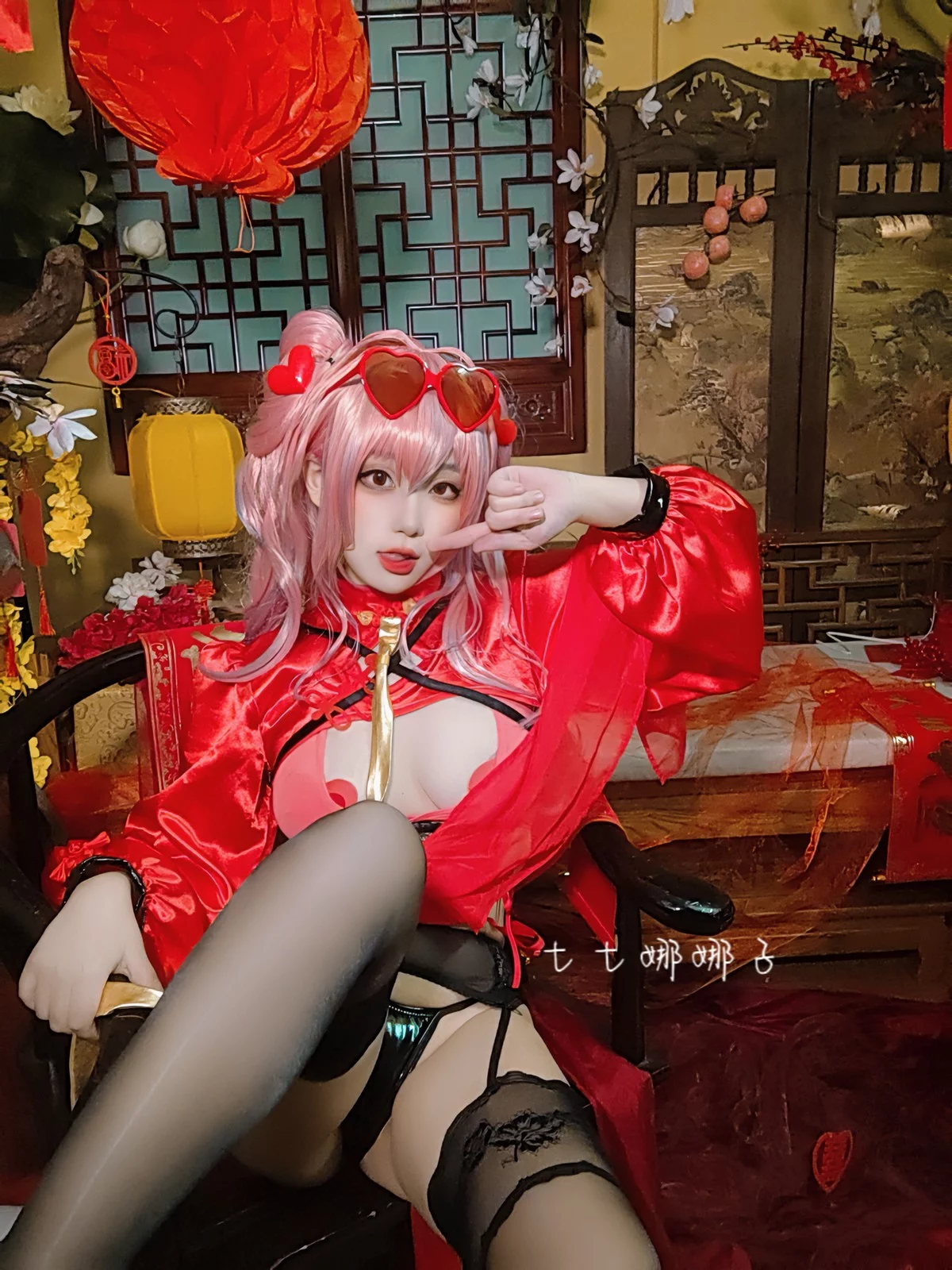 Coser美女七七娜娜子布莱默顿新春旗袍主题性感红色露胸旗袍配黑丝吊袜诱惑写真108P