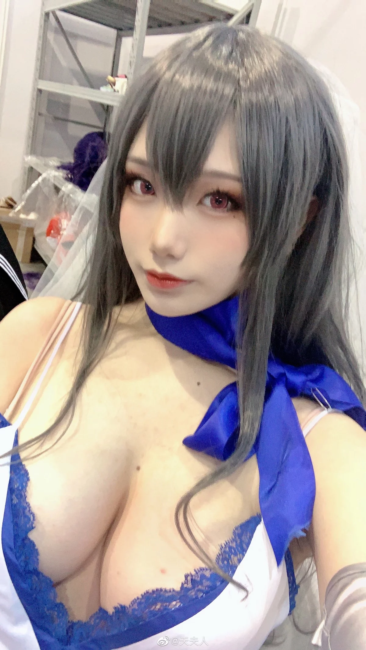 知名主播天夫人-Azur Lane Saint Louis主题白色紧身礼裙配白丝袜秀美腿诱惑写真46P