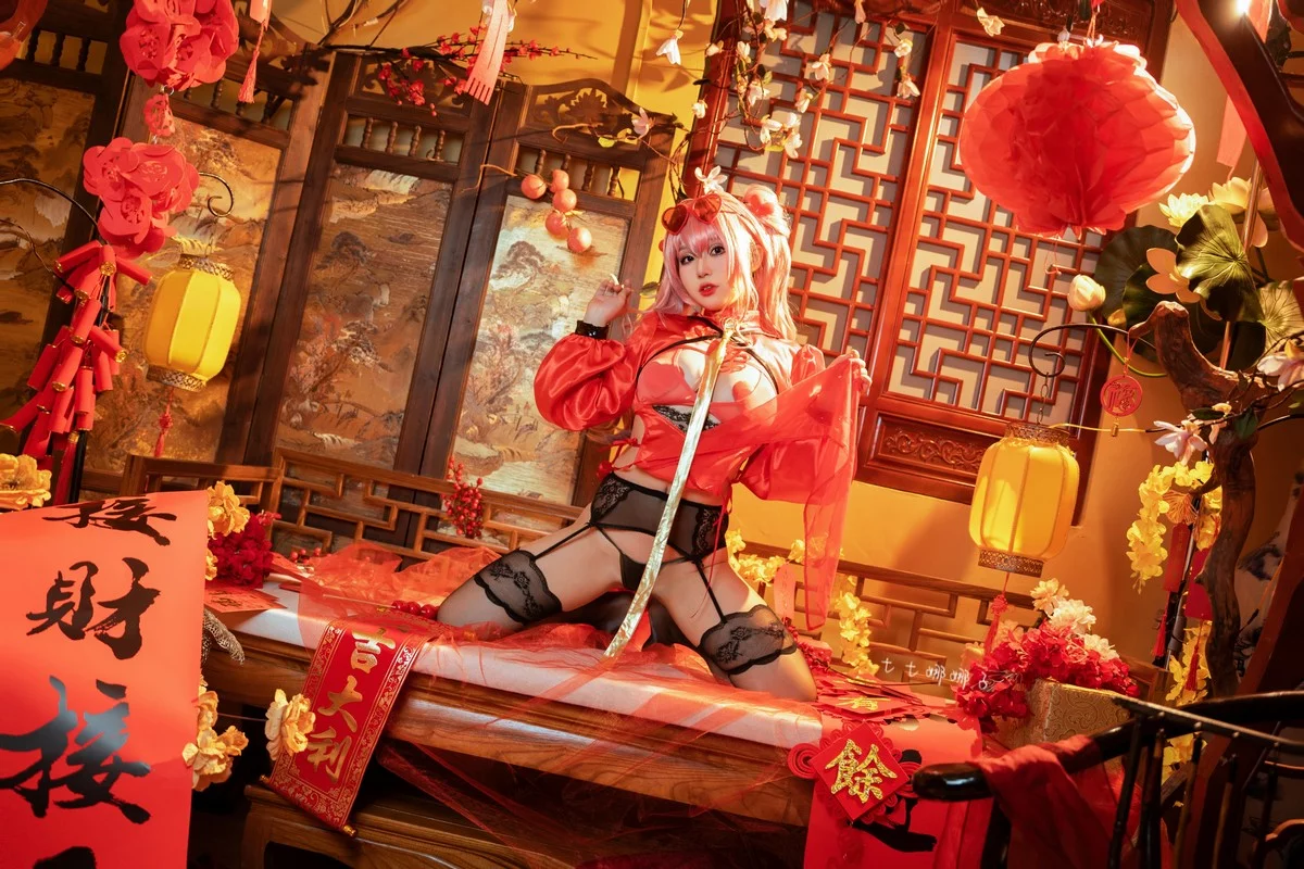 Coser美女七七娜娜子布莱默顿新春旗袍主题性感红色露胸旗袍配黑丝吊袜诱惑写真108P