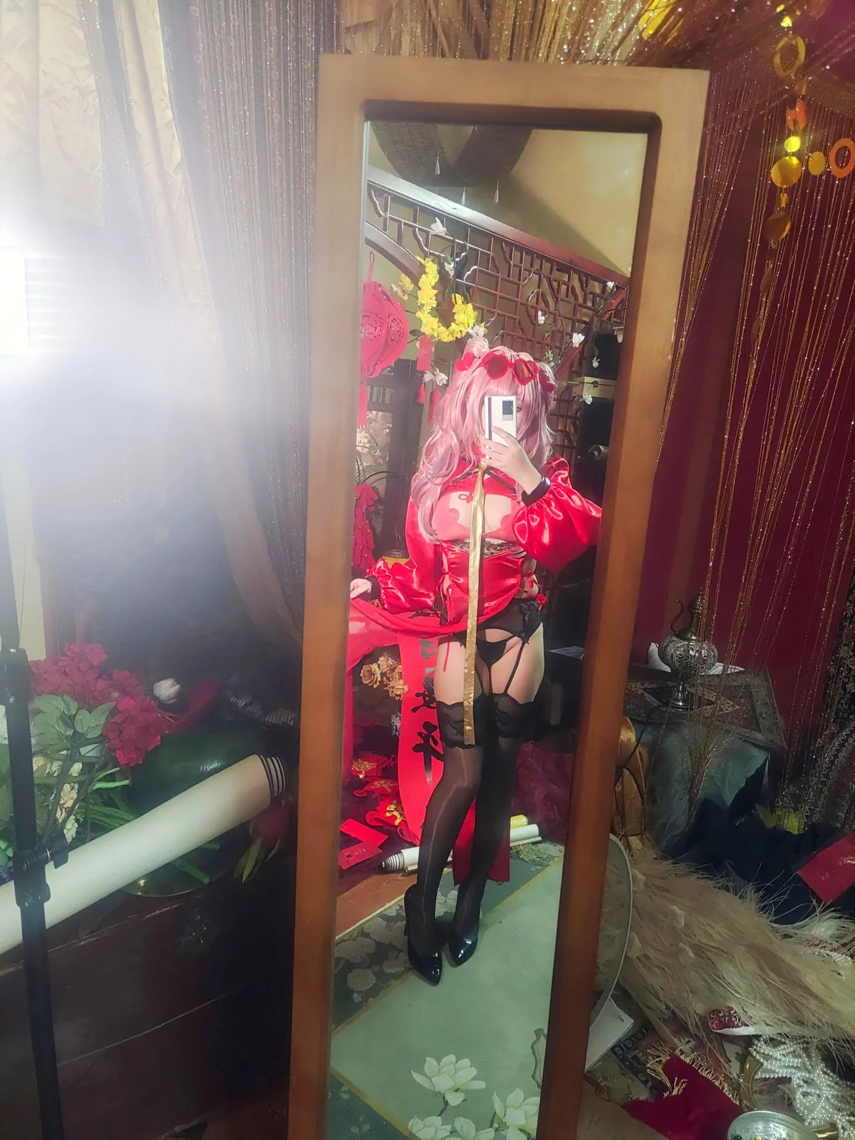 Coser美女七七娜娜子布莱默顿新春旗袍主题性感红色露胸旗袍配黑丝吊袜诱惑写真108P