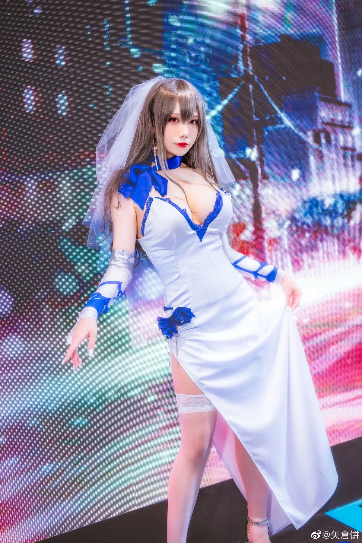 知名主播天夫人-Azur Lane Saint Louis主题白色紧身礼裙配白丝袜秀美腿诱惑写真46P