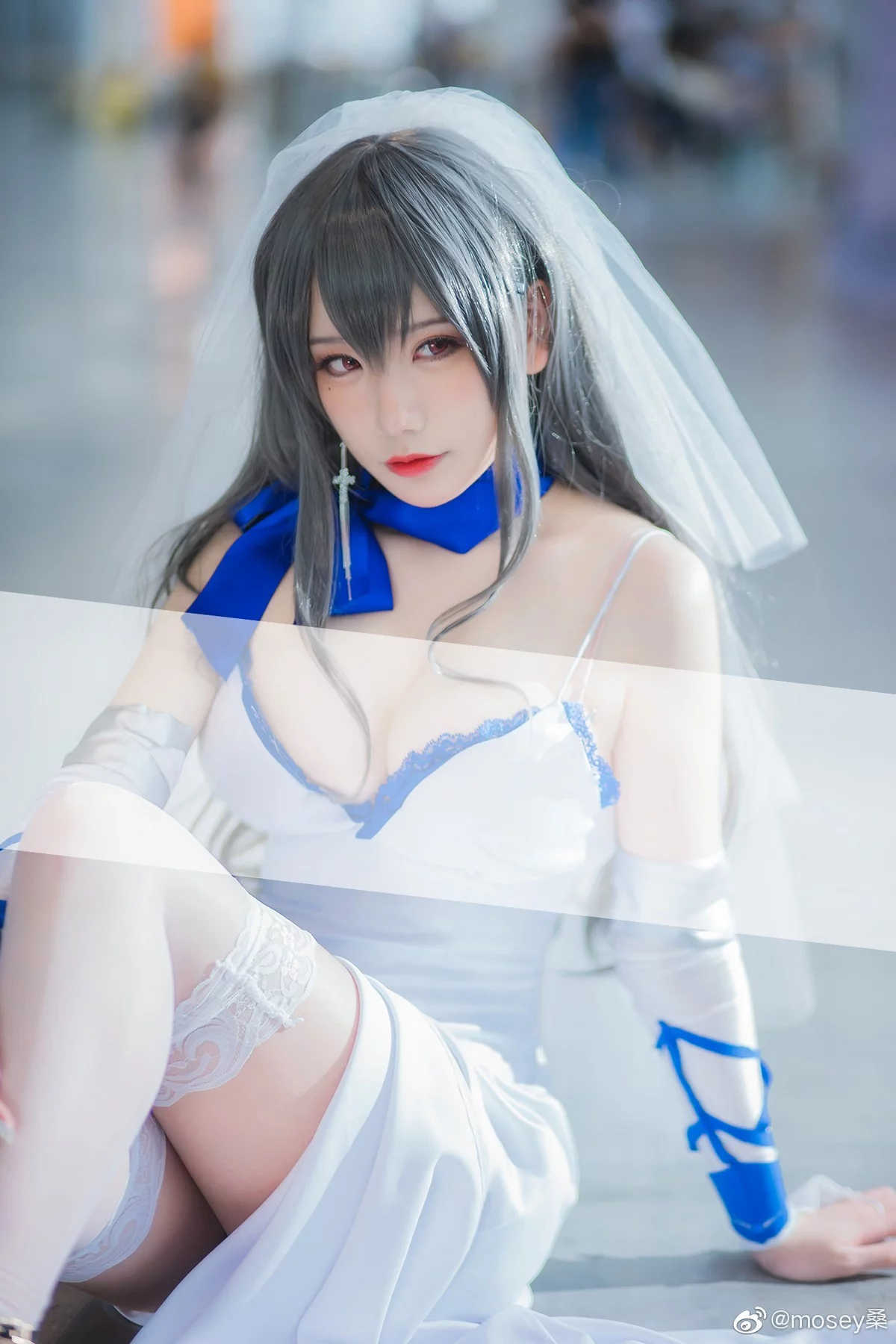 知名主播天夫人-Azur Lane Saint Louis主题白色紧身礼裙配白丝袜秀美腿诱惑写真46P
