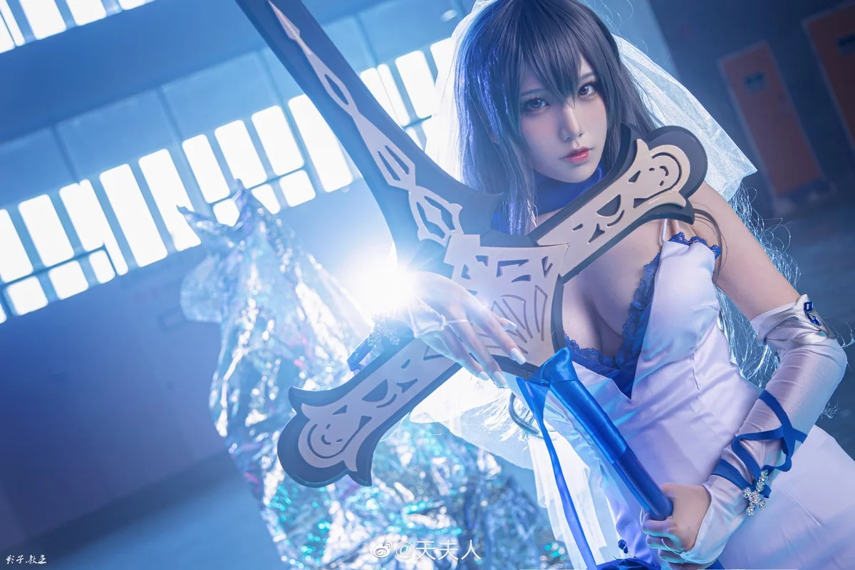知名主播天夫人-Azur Lane Saint Louis主题白色紧身礼裙配白丝袜秀美腿诱惑写真46P