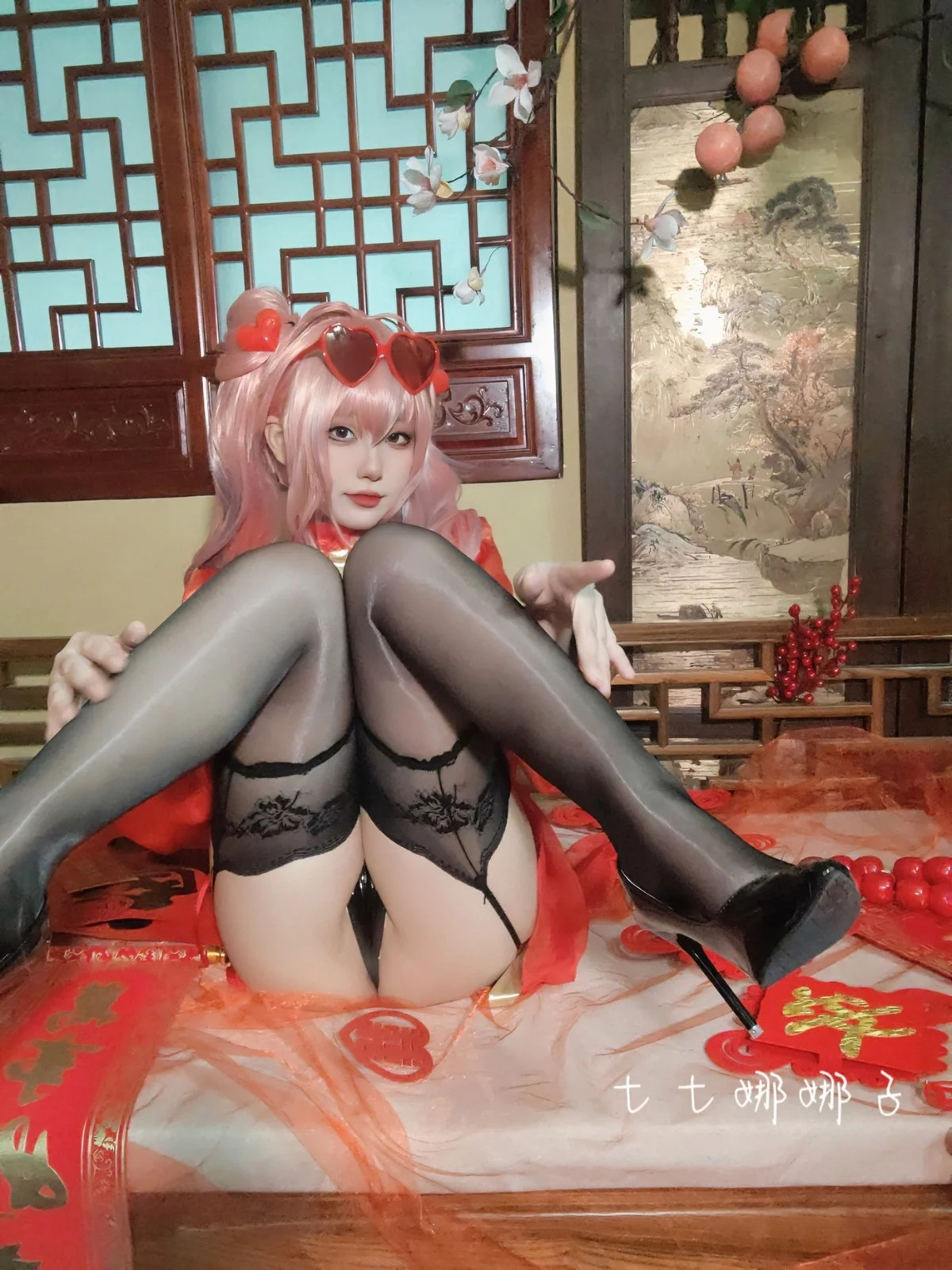 Coser美女七七娜娜子布莱默顿新春旗袍主题性感红色露胸旗袍配黑丝吊袜诱惑写真108P