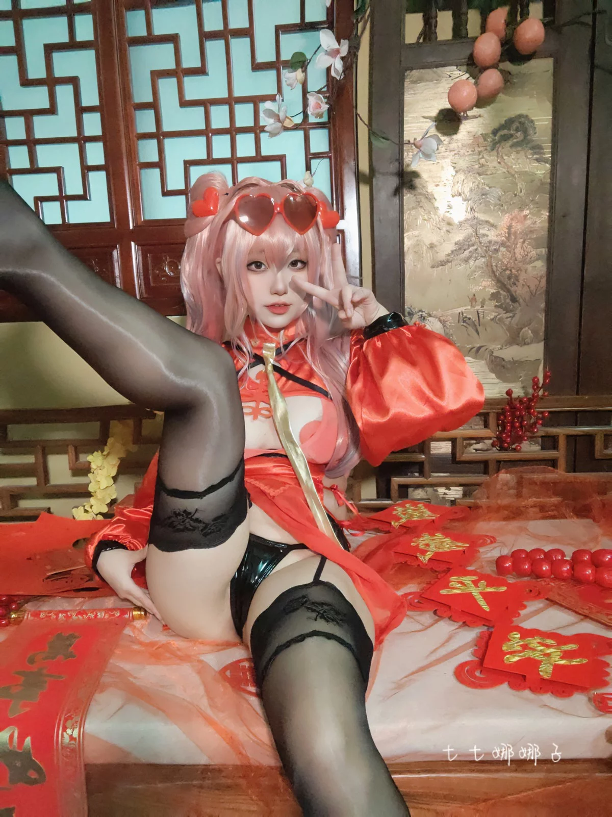 Coser美女七七娜娜子布莱默顿新春旗袍主题性感红色露胸旗袍配黑丝吊袜诱惑写真108P