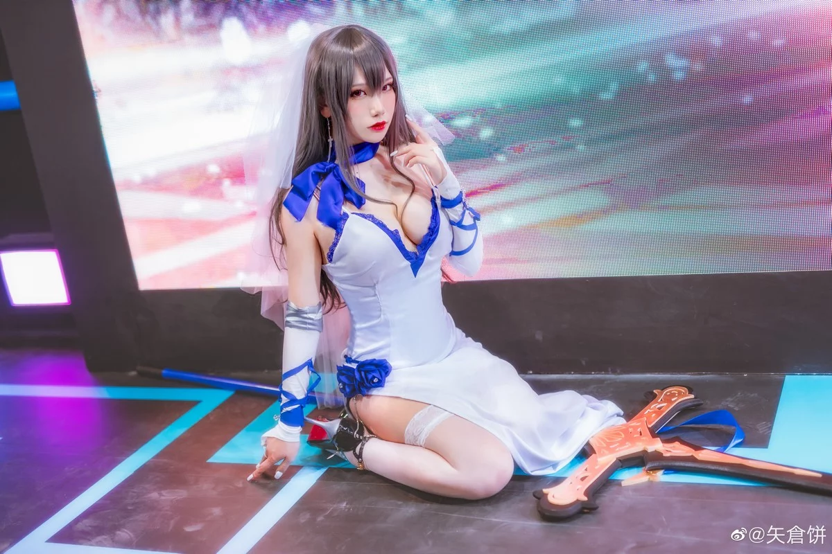 知名主播天夫人-Azur Lane Saint Louis主题白色紧身礼裙配白丝袜秀美腿诱惑写真46P