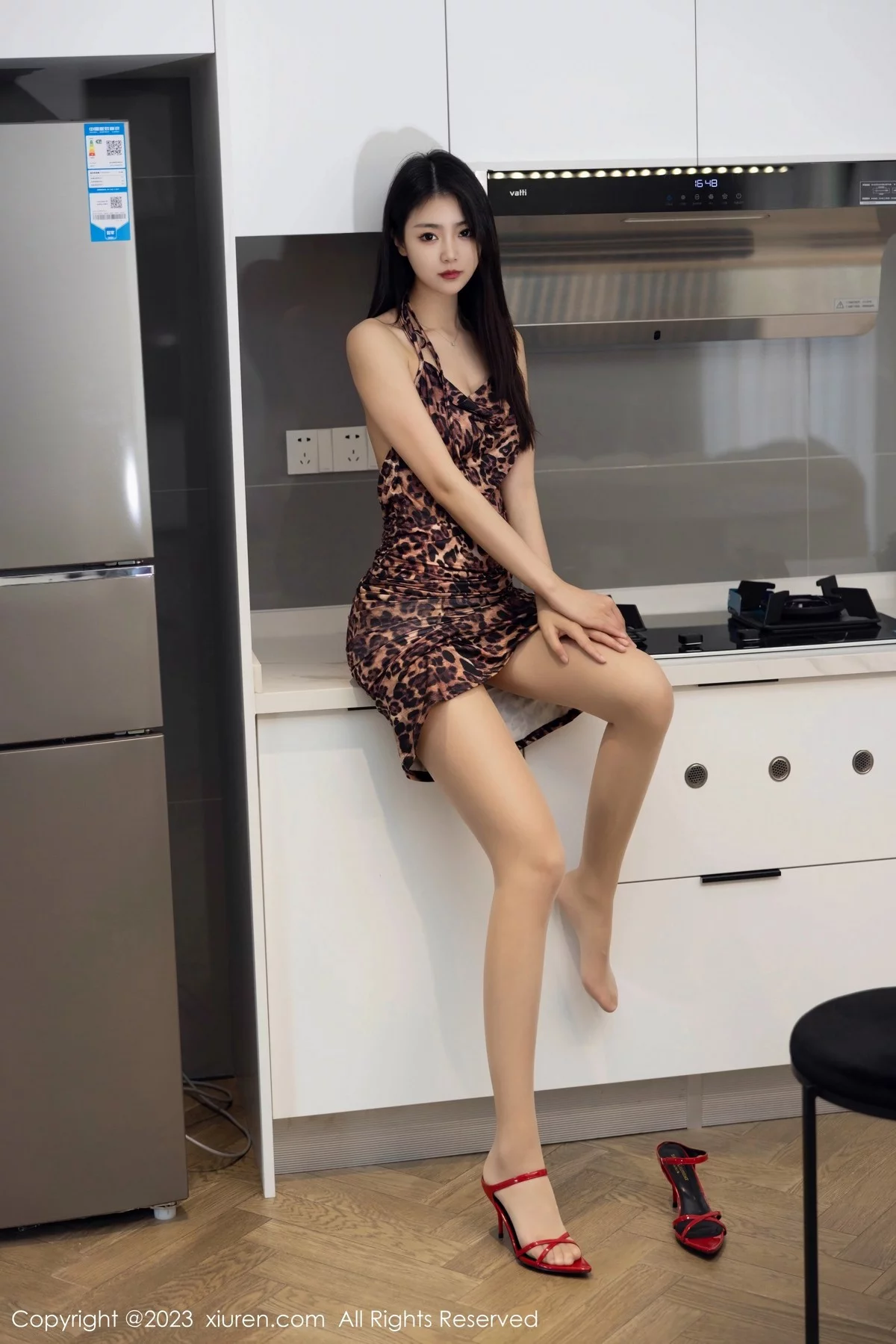 XiuRen第6703期_模特可乐Vicky性感豹纹连衣短裙配原色丝袜秀苗条身材迷人写真58P