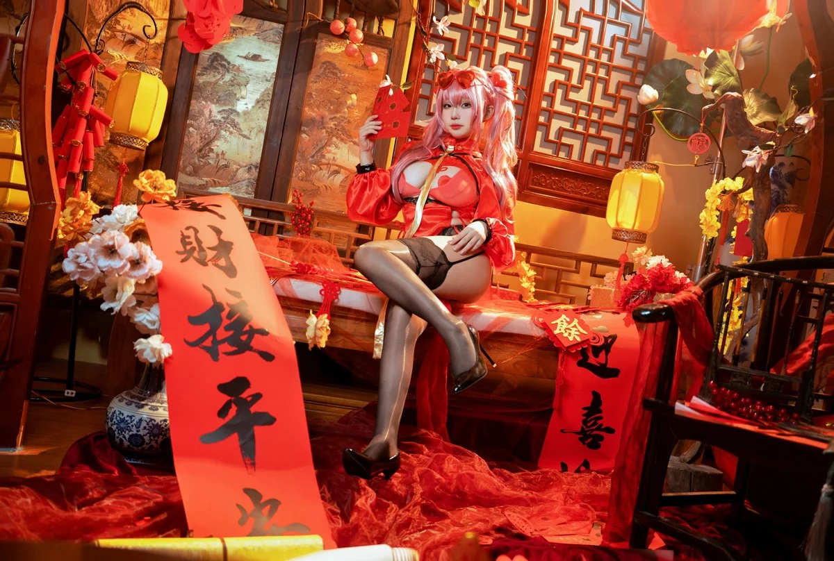 Coser美女七七娜娜子布莱默顿新春旗袍主题性感红色露胸旗袍配黑丝吊袜诱惑写真108P