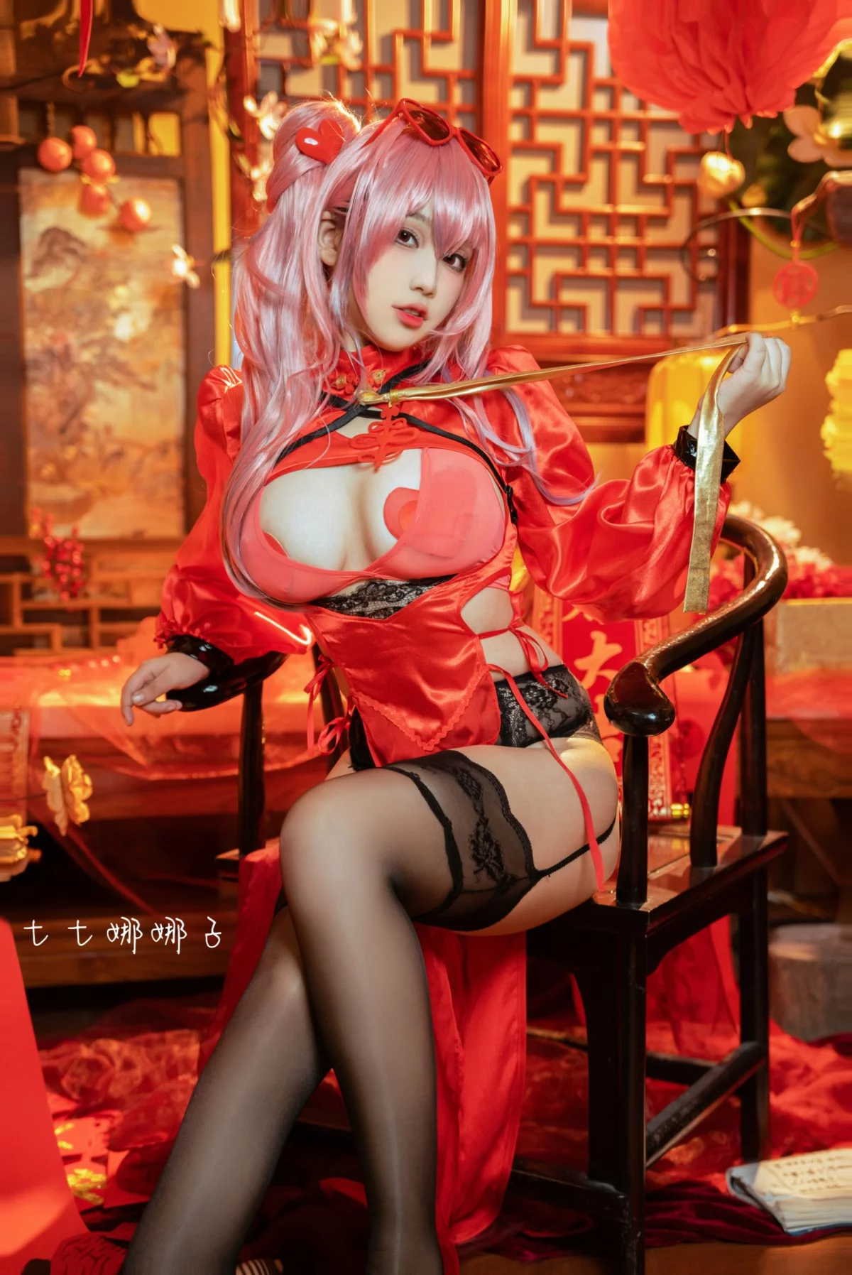 Coser美女七七娜娜子布莱默顿新春旗袍主题性感红色露胸旗袍配黑丝吊袜诱惑写真108P