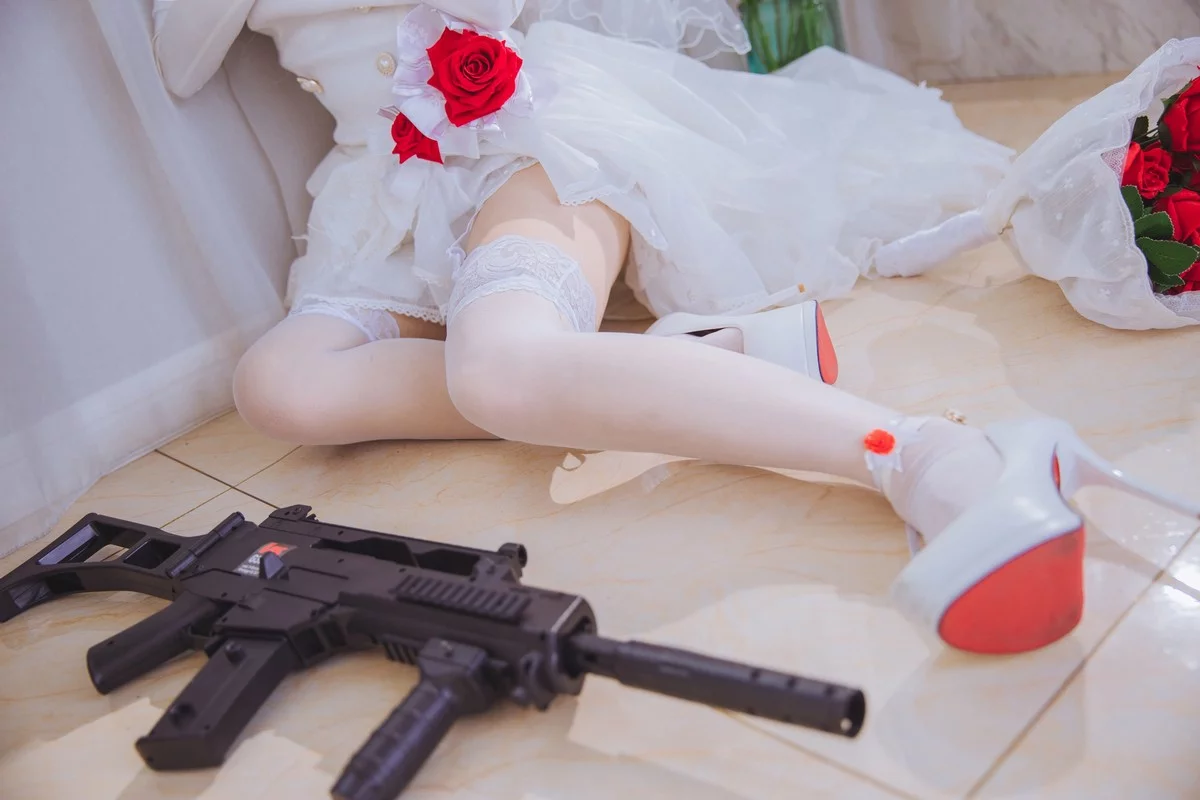 Cosplay美女日奈娇G36C礼服主题性感白色礼裙配白色蕾丝吊袜秀美腿诱惑写真40P