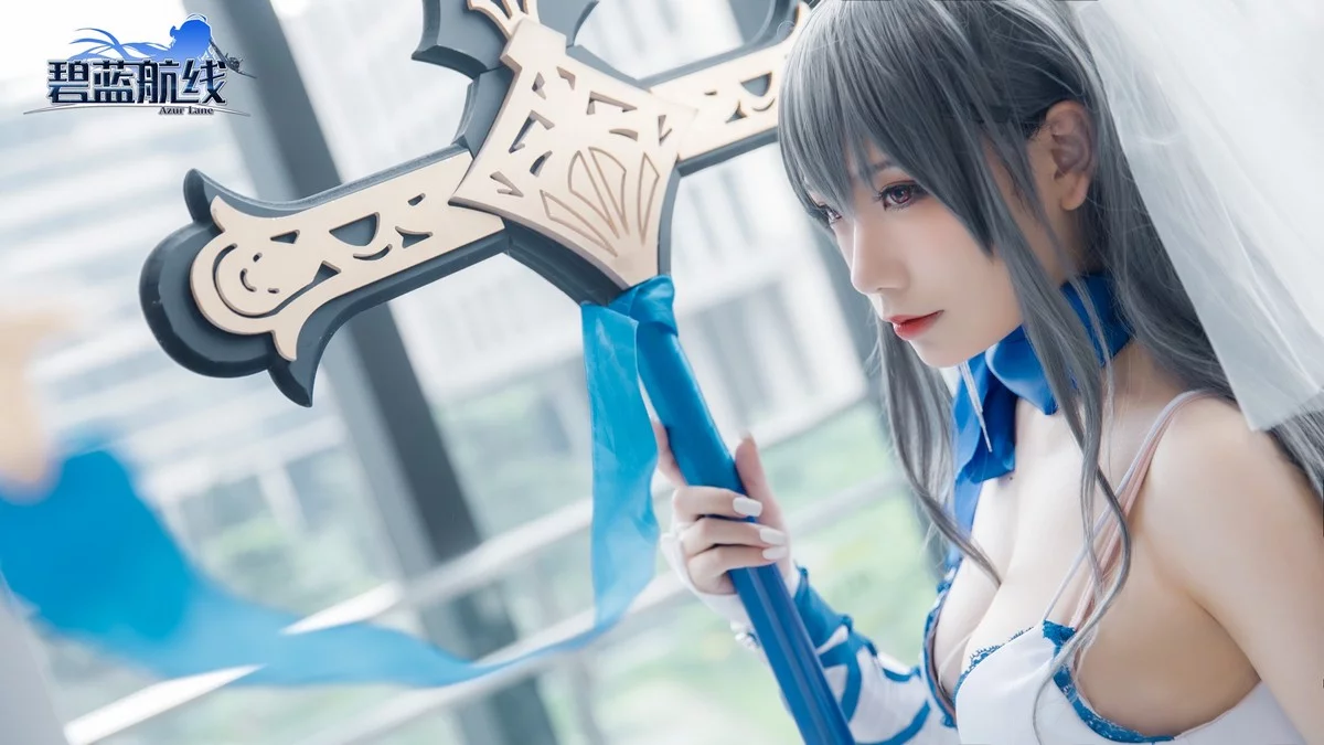 知名主播天夫人-Azur Lane Saint Louis主题白色紧身礼裙配白丝袜秀美腿诱惑写真46P