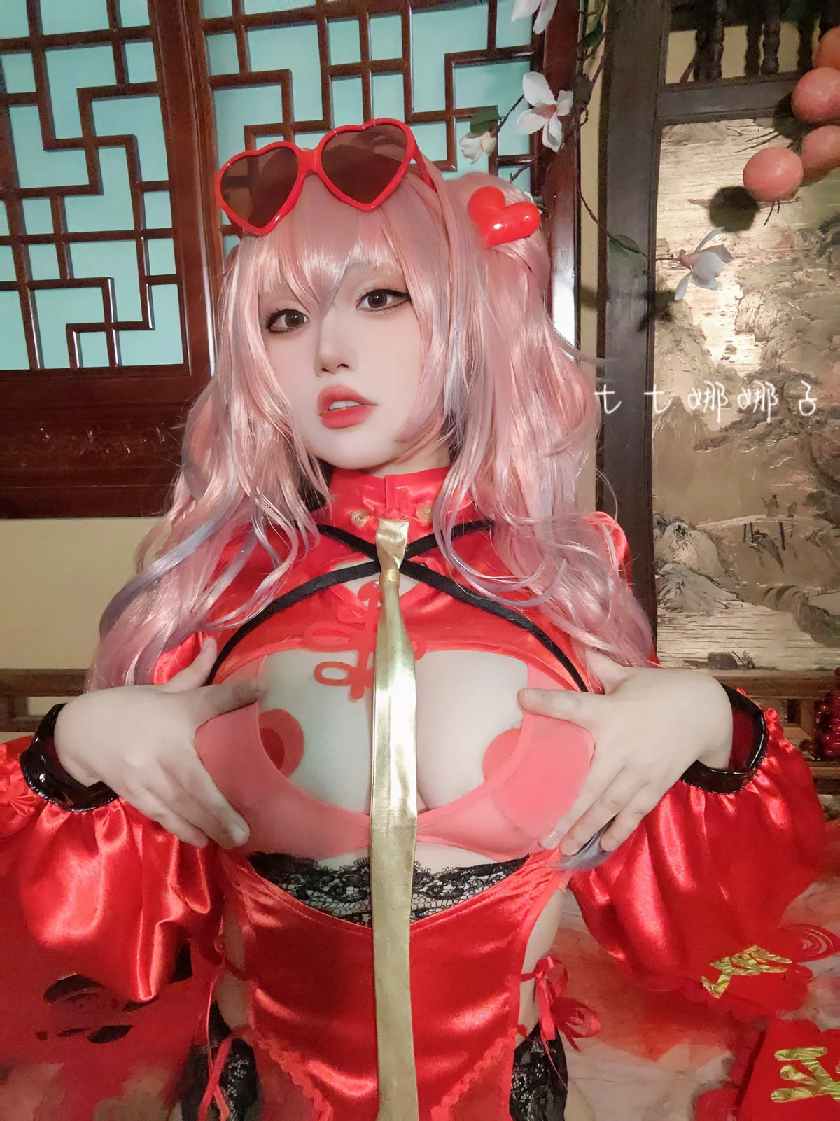Coser美女七七娜娜子布莱默顿新春旗袍主题性感红色露胸旗袍配黑丝吊袜诱惑写真108P