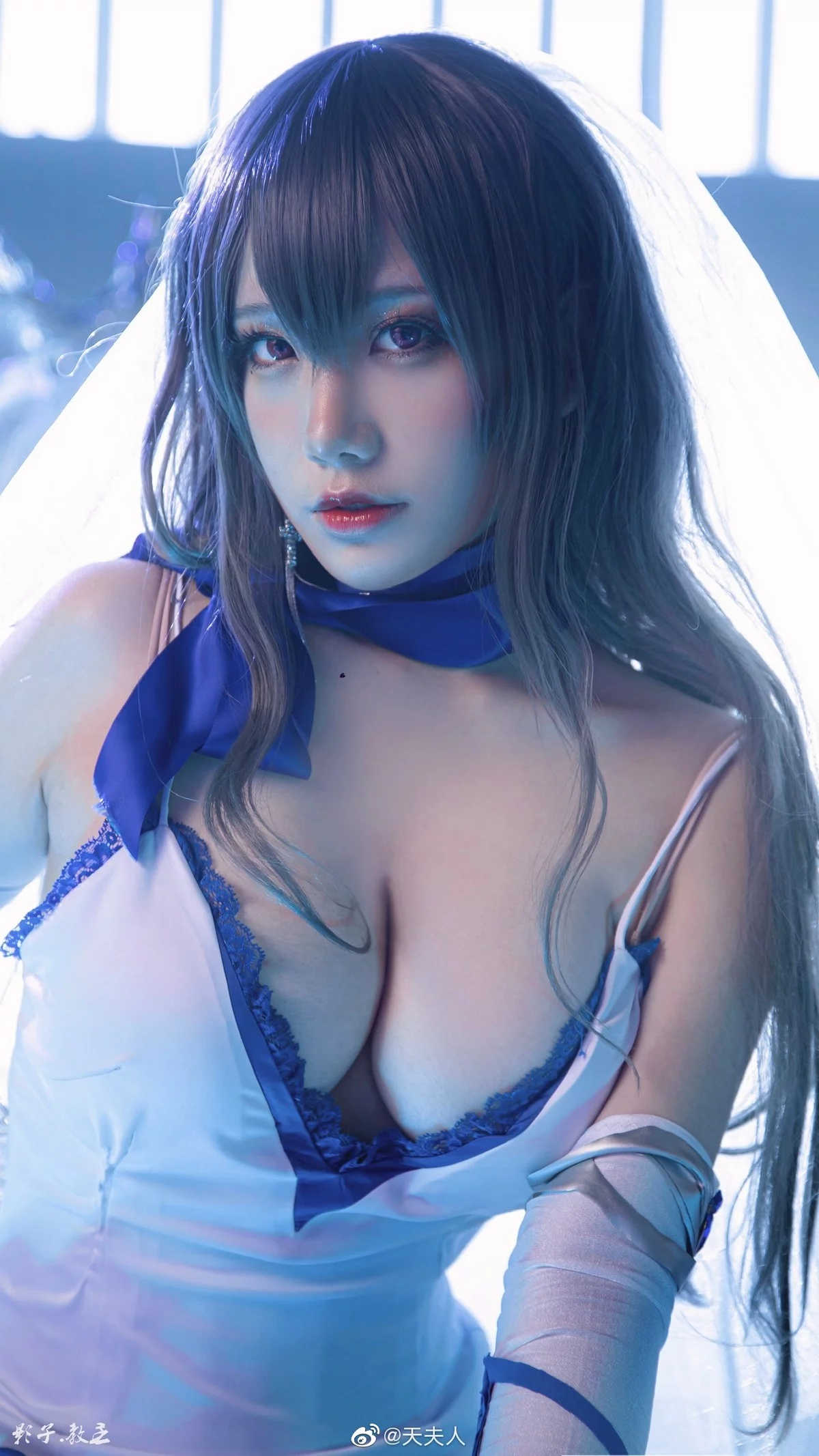 知名主播天夫人-Azur Lane Saint Louis主题白色紧身礼裙配白丝袜秀美腿诱惑写真46P