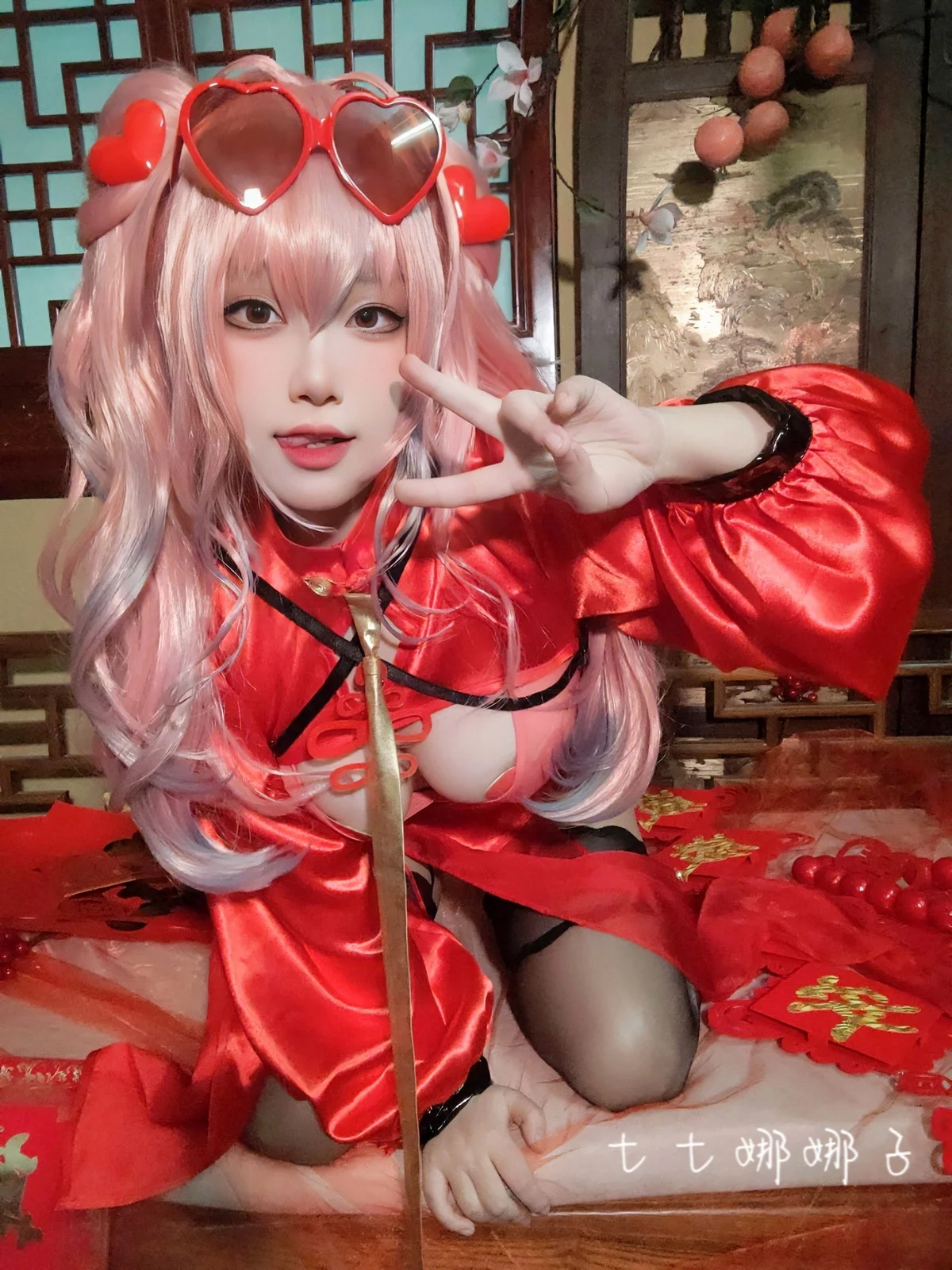 Coser美女七七娜娜子布莱默顿新春旗袍主题性感红色露胸旗袍配黑丝吊袜诱惑写真108P