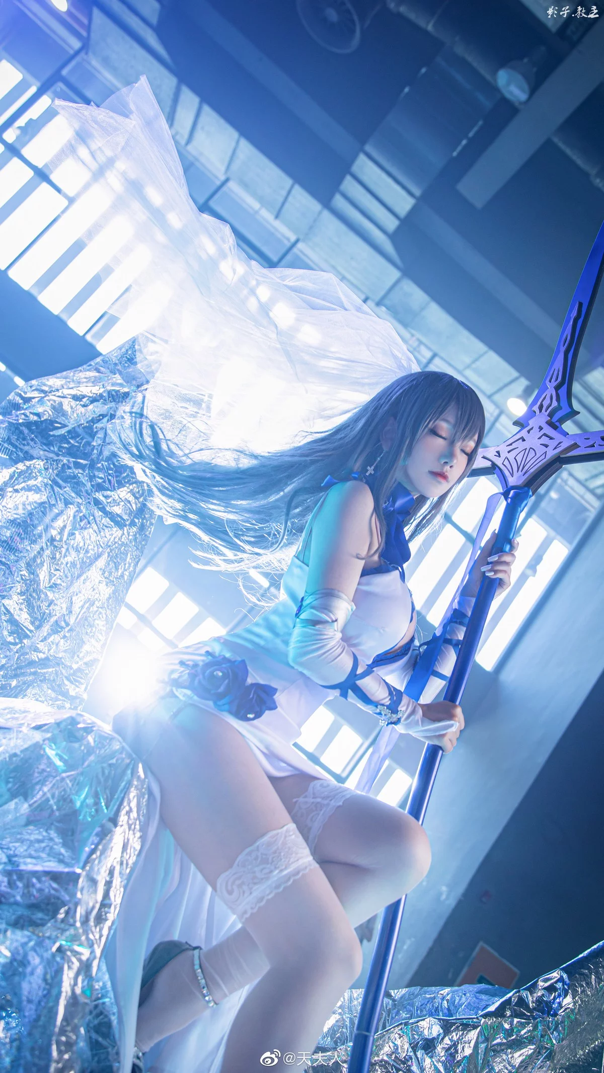 知名主播天夫人-Azur Lane Saint Louis主题白色紧身礼裙配白丝袜秀美腿诱惑写真46P