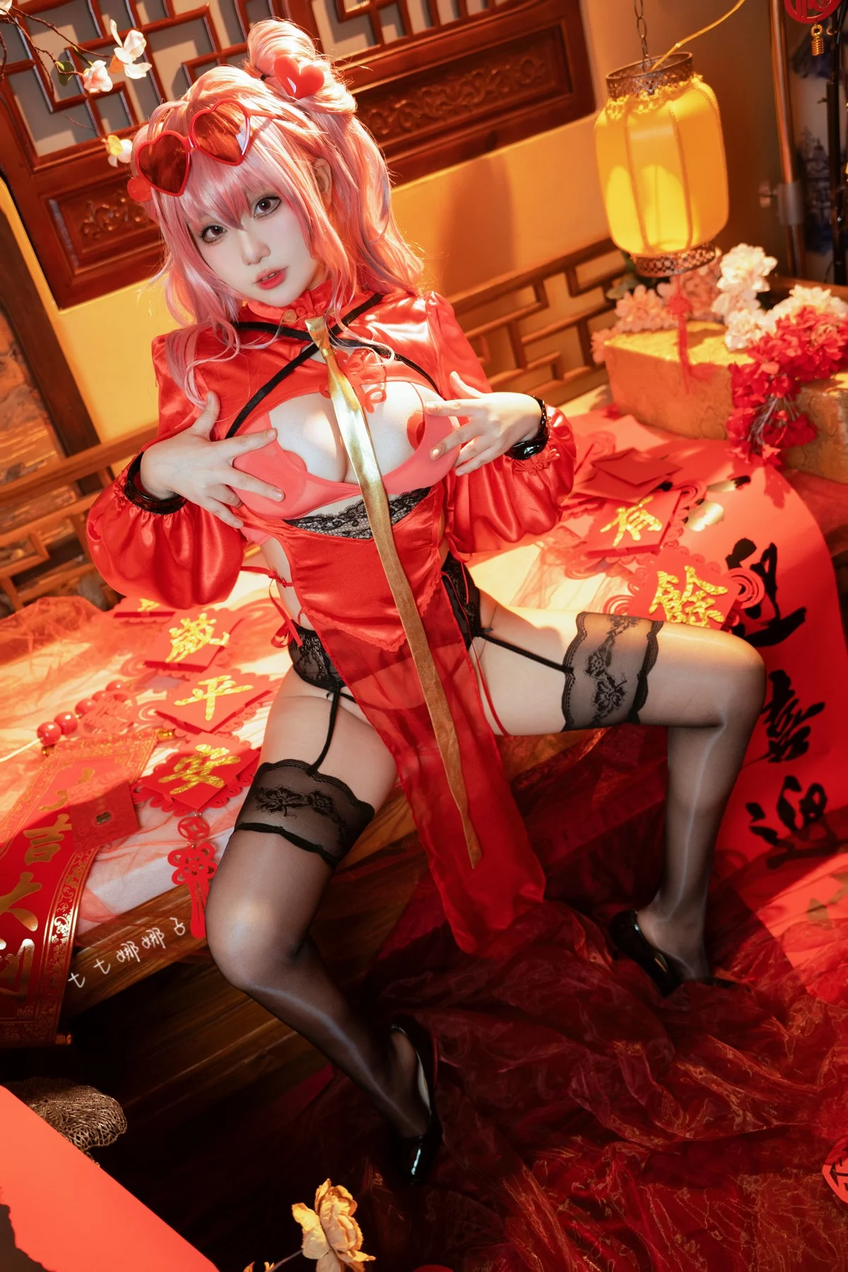 Coser美女七七娜娜子布莱默顿新春旗袍主题性感红色露胸旗袍配黑丝吊袜诱惑写真108P