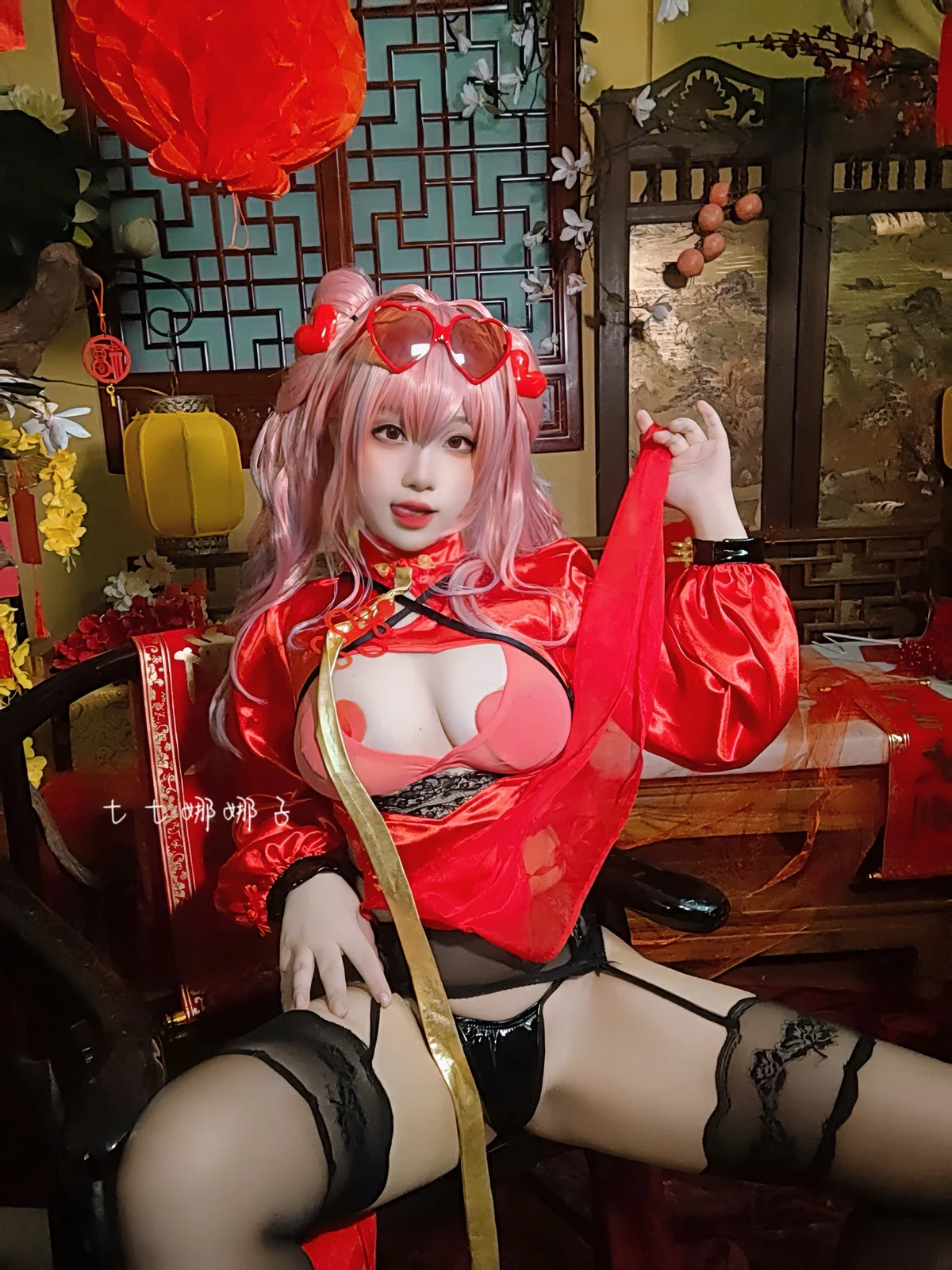 Coser美女七七娜娜子布莱默顿新春旗袍主题性感红色露胸旗袍配黑丝吊袜诱惑写真108P