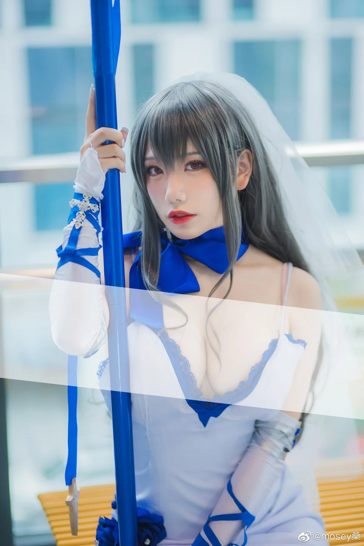 知名主播天夫人-Azur Lane Saint Louis主题白色紧身礼裙配白丝袜秀美腿诱惑写真46P
