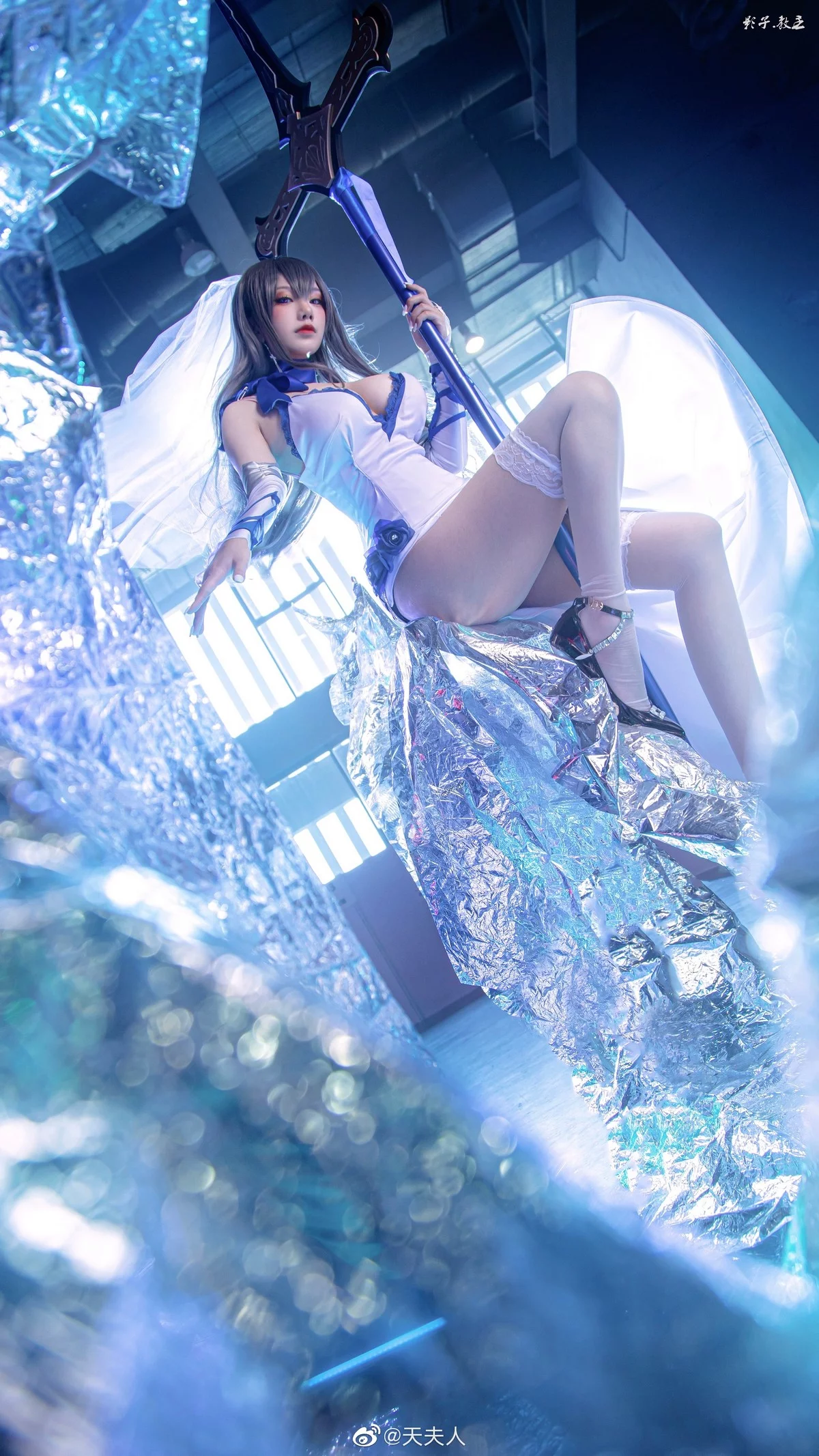 知名主播天夫人-Azur Lane Saint Louis主题白色紧身礼裙配白丝袜秀美腿诱惑写真46P