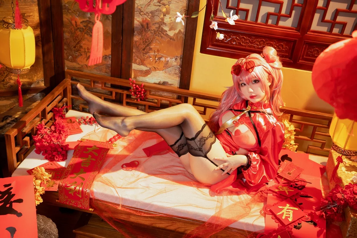 Coser美女七七娜娜子布莱默顿新春旗袍主题性感红色露胸旗袍配黑丝吊袜诱惑写真108P